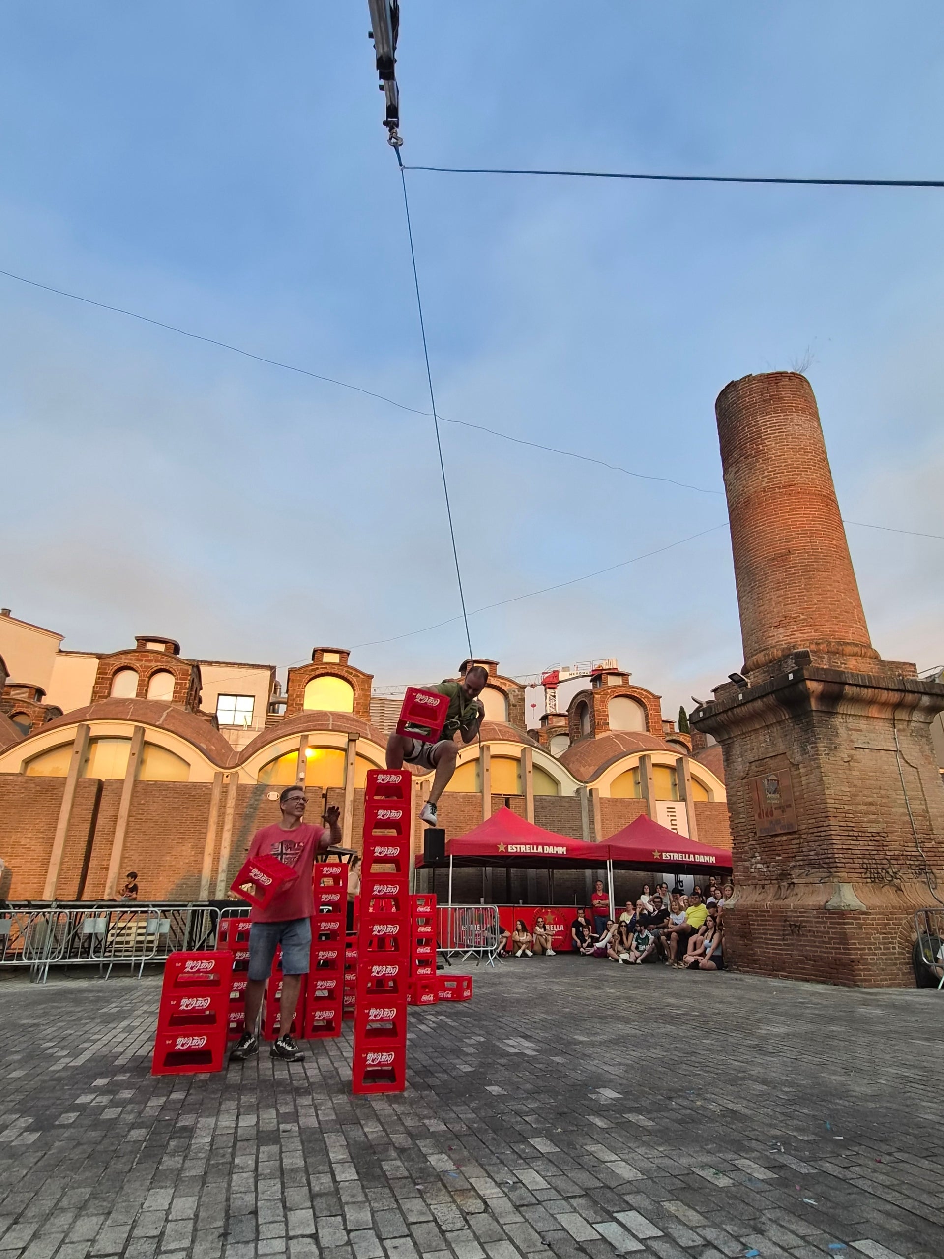 La plaça Didó va acollir aquest dilluns a la tarda dos dels grans clàssics de la Festa Major de Terrassa: la cursa de cambrers i el concurs d’apilar caixes. Ambdues activitats són organitzades pel Gremi Empresarial d’Hostaleria de Terrassa i Comarca i requereixen inscripció prèvia. Gran expectació per veure qui és el cambrer més ràpid i àgil de la ciutat en una competició que semblava en algun moment de trencament d’ampolles i copes. Una estona després, a la mateixa plaça, el concurs d’apilar caixes no va decebre -i va batre rècord de participanrs- i els més valents van posar a prova les seves habilitats i força per pujar com més amunt millor.
