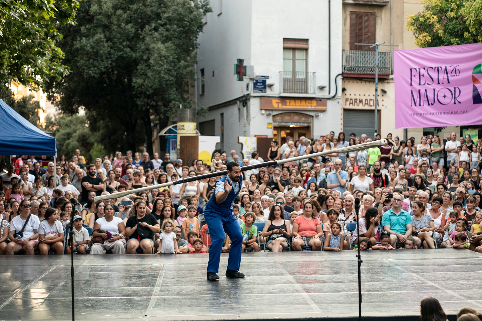 La plaça Vella ha acollit aquest dimarts la Gran Gala de Circ de Festa Major, a càrrec de l'Associació de Circ Tub d'Assaig 7.70. L'esdeveniment ha estat conduït per Alba Valldaura i Àngela Monge, amb música d’Oriol Gonzàlez i Cia. Grans i petits van quedar bocabadats amb una pila de números sorprenents: barra russa, verticals a duo, corda fluixa i patinatge.