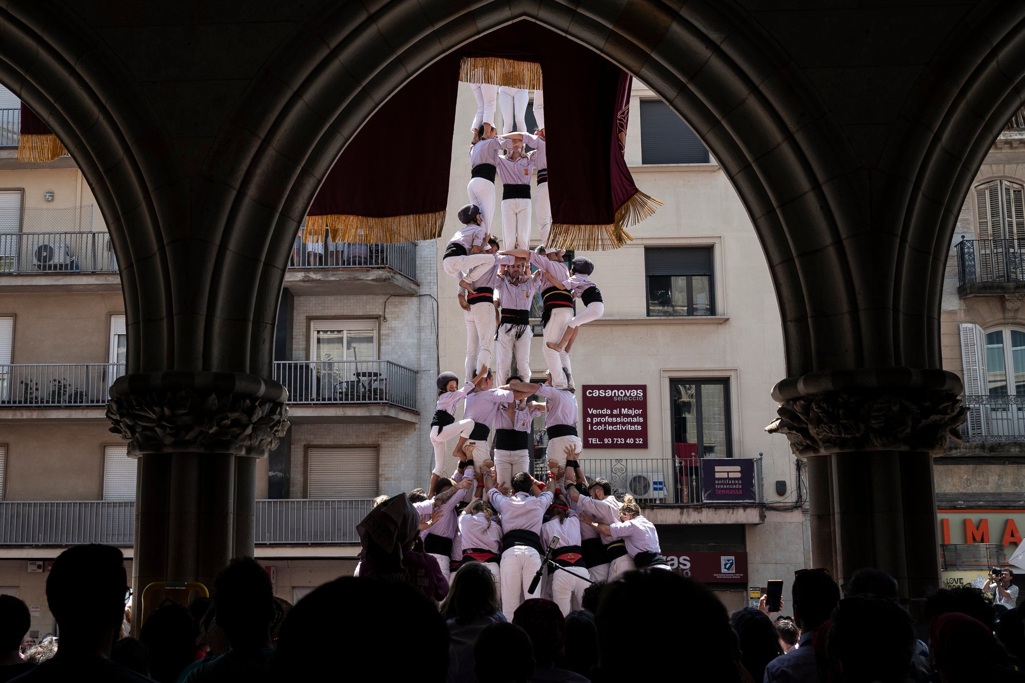 El Raval de Terrassa va acollir aquest diumenge, dia 5 de juliol, la gran actuació castellera de la Festa Major de Terrassa. Eufòria per als Minyons de Terrassa que van fer la seva millor actuació de la temporada i van estrenar fins a tres castells a plaça: el 4 de 9 amb folre, el 2 de 9 amb folre i manilles i el pilar de 7 amb folre. A més de tancar la tripleta de castells de 9 amb el 3 de 9 amb folre. Van patir més els Castellers de Terrassa que van començar molt bé amb la Torre de 7, però van patir dos intents del 4d8. Per culpa d’això, van anar sobre segur i van optar pel 7d7 i el 3d7 aixecat per sota que els van sortir rodons. Per acabar, la colla vella dels Xiquets de Valls van portar el 3d9, el 4d9f, el 4d8p i el p7f.