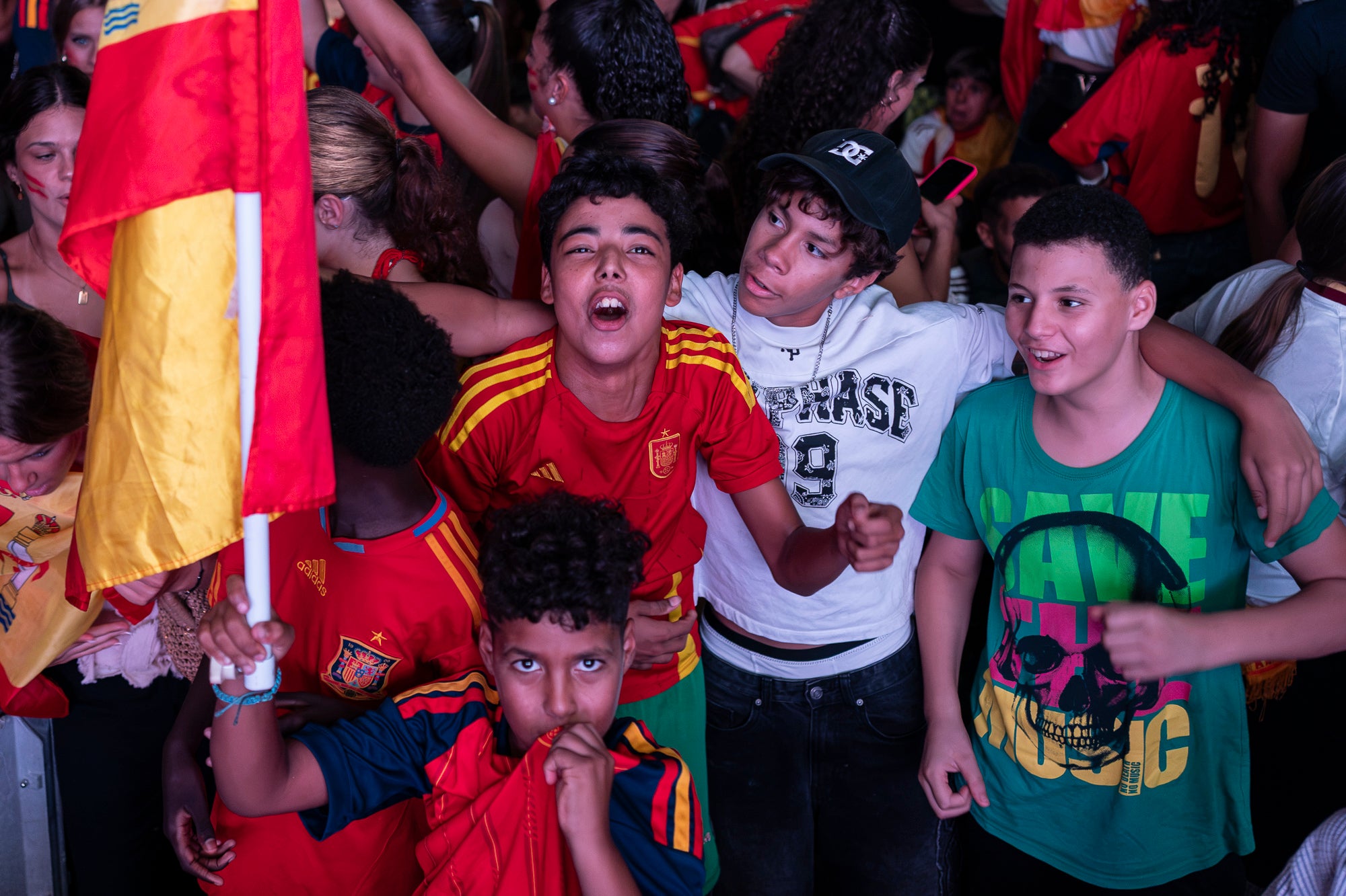 L'Espai Vela del parc de Vallparadís de Terrassa es va omplir aquest diumenge a la nit amb 8.500 aficionats per seguir en pantalla gran i animació des de l'escenari la final del Mundial de futbol a Nova York entre les seleccions d'Espanya i l'Argentina. L'emoció es va mantenir fins a la segona part de la pròrroga quan el jugador del Barça Ferran Torres va marca l'1-0 definitiu, que va donar la corona planetària a un combinat amb els terrassencs Dani Olmo i Marc Pubill. Entre els assistents també hi havia aficionats del conjunt de Messi. A causa de la calor i aquestes emocions, es van haver d'efectuar algunes evacuacions de seguidors | Mireia Comas