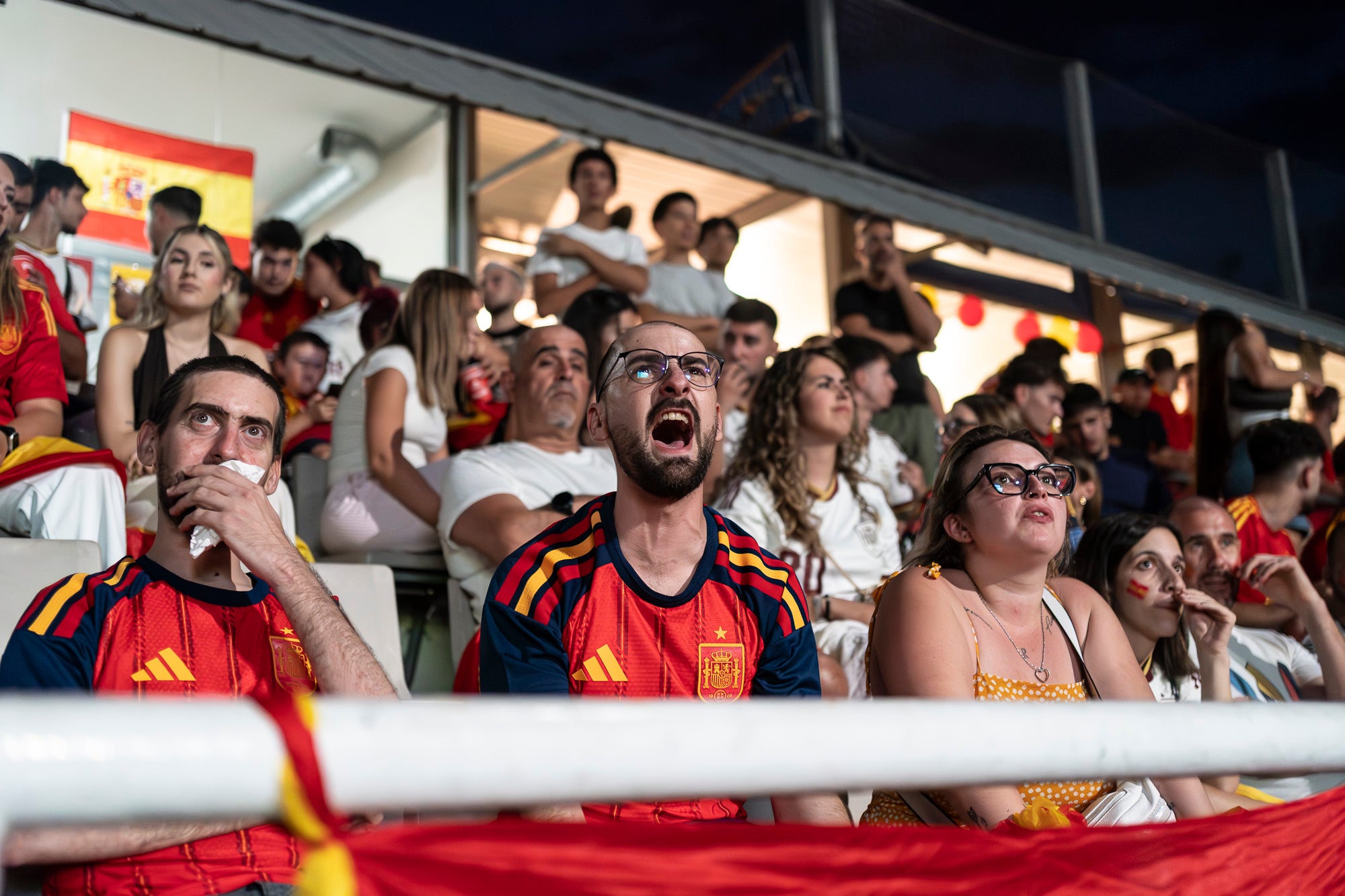 Eufòria al camp municipal de Ca N'Anglada de Terrassa per la victòria de la selecció espanyola. Desenes de persones han seguit aquest divendres a la nit en pantalla gran el partit de quarts de final del Mundial de futbol contra Bèlgica (2 a 1). Dani Olmo ha tornat a ser titular, mentre que Marc Pubill ha seguit el matx des de la banqueta. La Roja ha patit més del que s’esperava. S’ha avançat amb un gol de Fabian Ruiz (30’), però els belgues han empatat al 41. Mikel Merino ha tornat a donar el triomf amb un gol al 88 que ha desfermat l’alegria. 