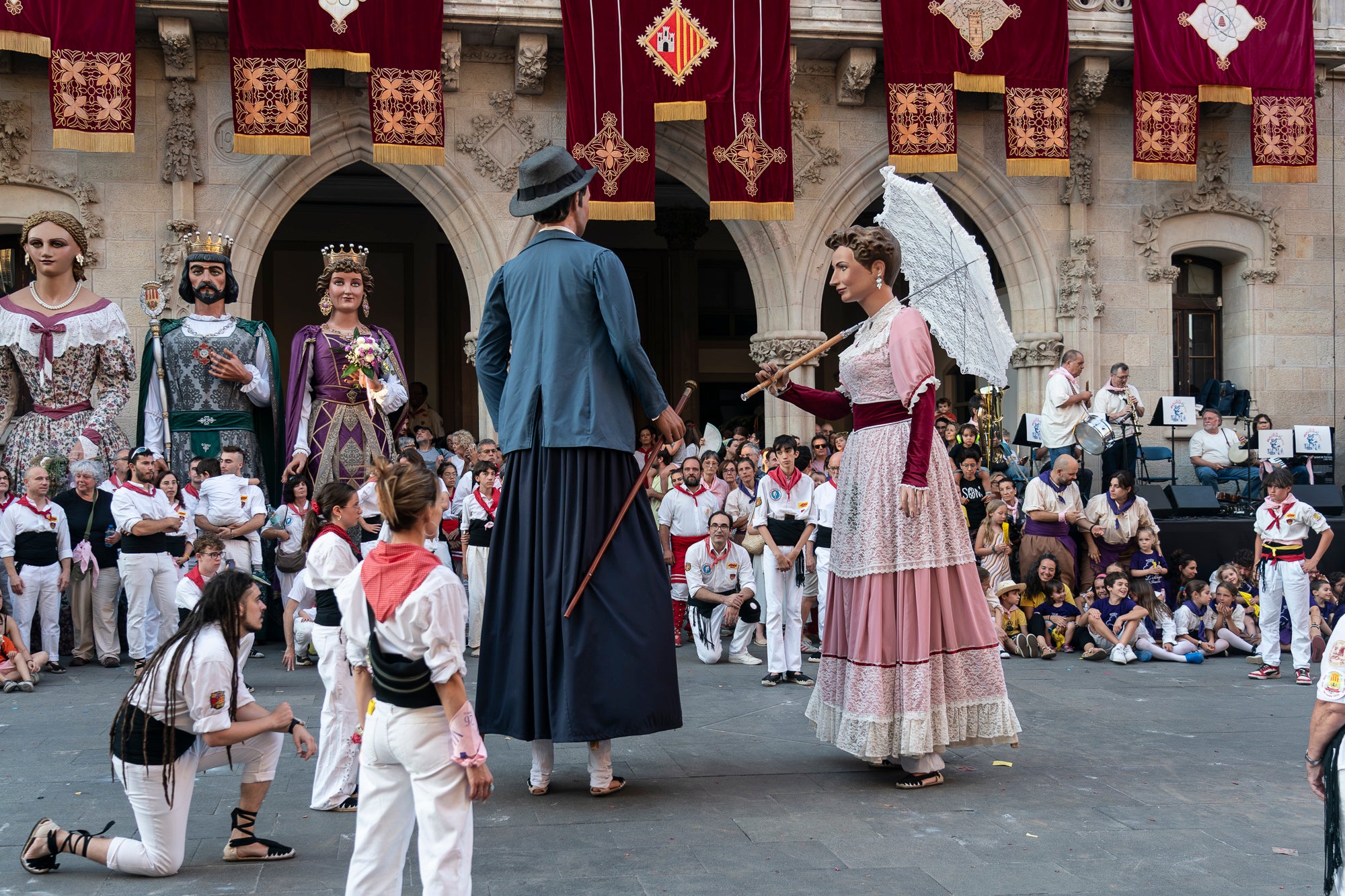 La Festa Major de Terrassa 2026 ja és aquí. Ahir, divendres dia 3 de juliol, a les 20 hores van repicar les campanes de tota la ciutat i va entrar al Raval de Montserrat el Drac de Terrassa, donant el tret de sortida de la Festa Major d'enguany. Tot seguit, es va procedir a la lectura del pregó de Festa Major a càrrec de Montse Alcaraz, presidenta de la Colla del Bitxo del Torrent Mitger. Després de la lectura del pregó, l'alcalde va fer l'obertura oficial de la Festa i algunes de les colles protocol·làries de la ciutat van fer una mostra de danses tradicionals i emblemàtiques. Posteriorment, es va donar a conèixer el Capgròs de l'Any, que enguany ha recaigut en Mercè Gómez, una de les fundadores del Casal de la Dona de Terrassa | Mireia Comas