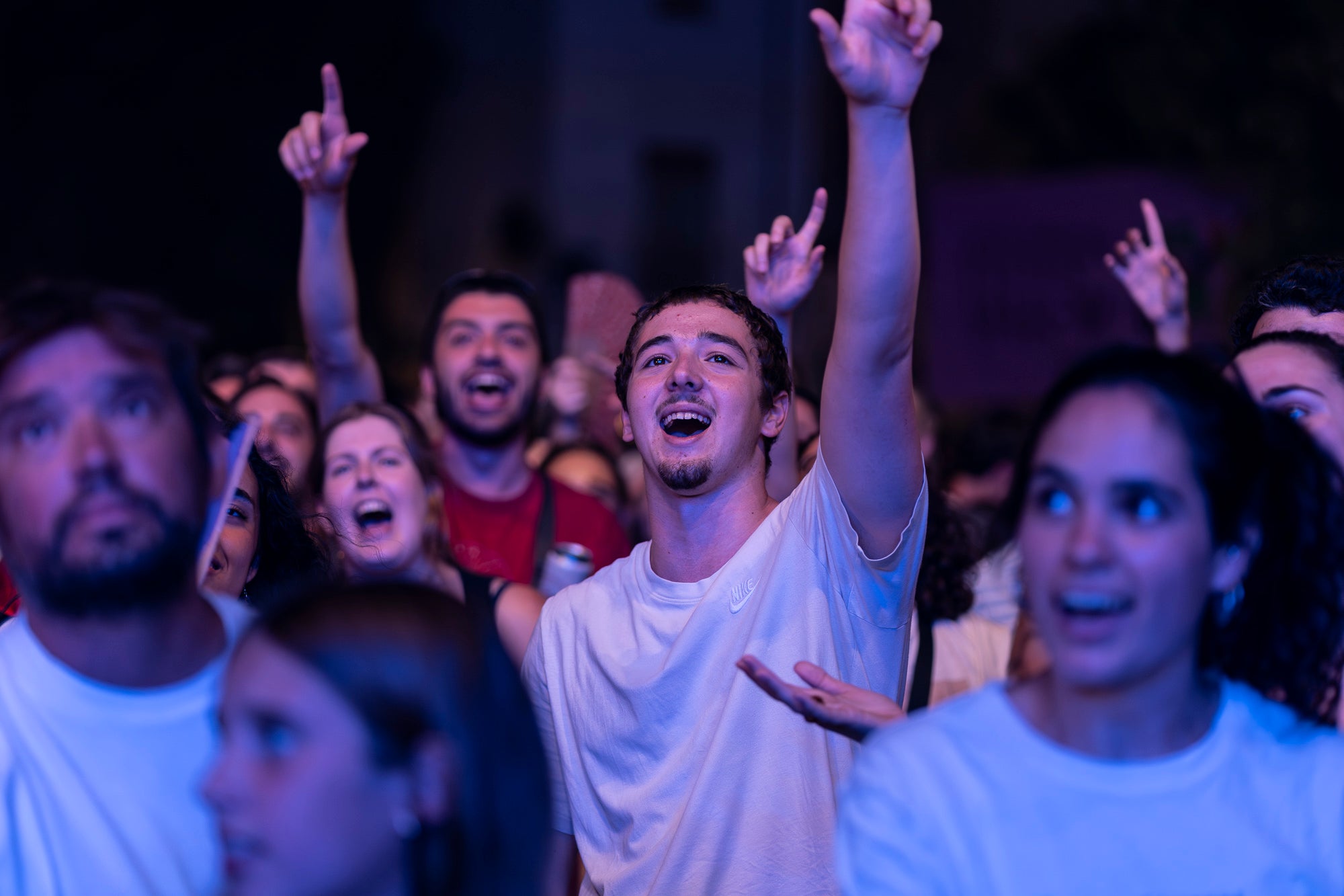 La plaça Vella s’ha rendit a la Ludwig Band en aquesta nit de dilluns de Festa Major. La banda formada per Gabriel Bosch, Quim Carandell, Roger Cassola, Pau Esteve, Andreu Galofré i Lluc Valverde ha presentat el seu darrer disc, “Pel barri es comenta”, i ho ha fet en plena forma. Amb una ambientació més urbana, però mantenint les lletres sofisticades i plenes d’ironia, el grup ha mostrat un so més madur i envolvent. La Ludwig també ha aprofitat per recordar els seus grans temes, i el públic s’ho ha passat d’allò més bé. 