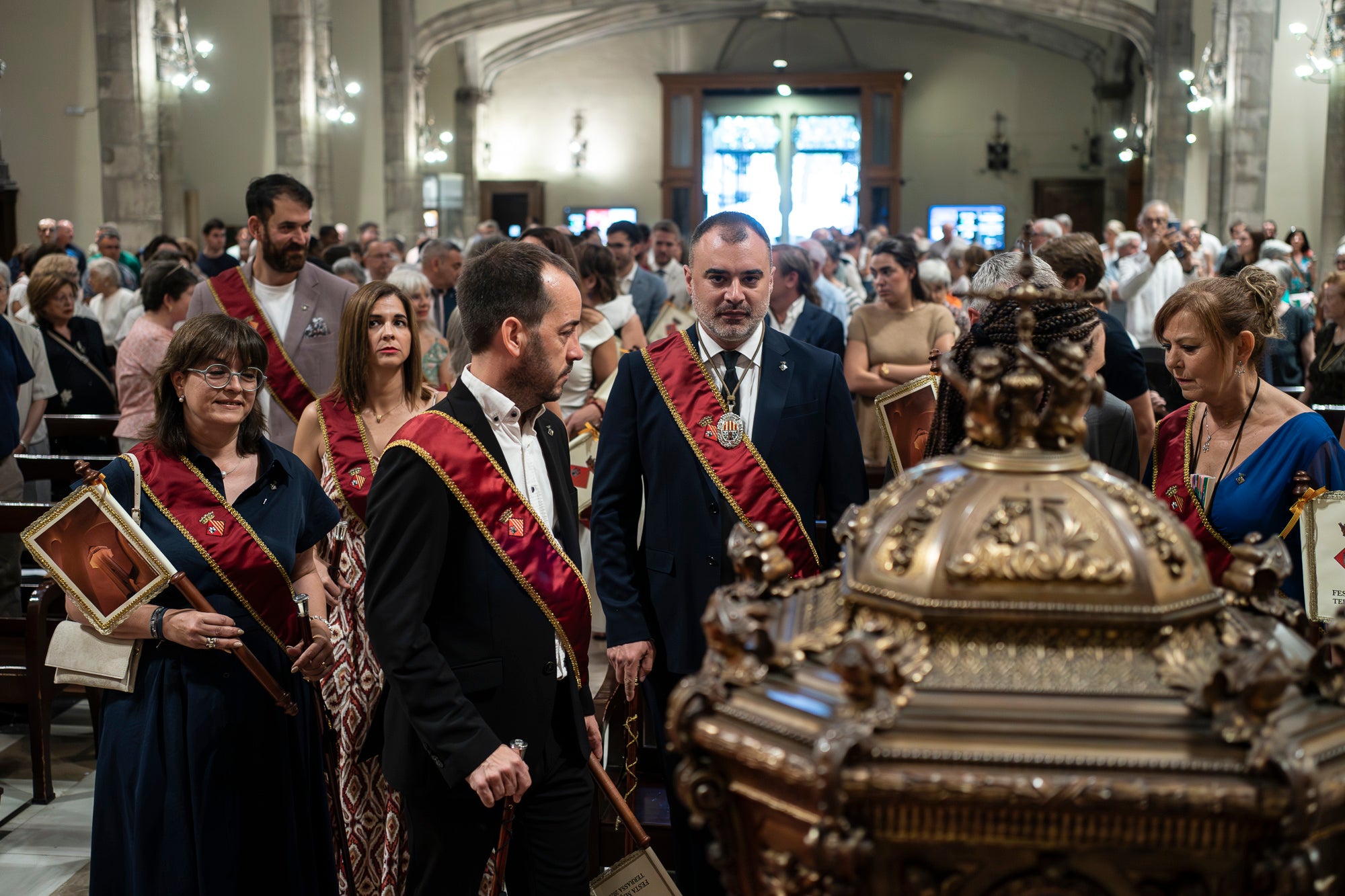 El Ball de Plaça 2026 tenia l'expectativa que ja s'ha fet amb els Protocols de la Festa Major de Terrassa actualitzats i estableix que són els grups de cultura popular els qui decideixen amb quins regidors ballen i amb quins no. El ritual ha començat aquest diumenge al matí partint el seguici de l'Ajuntament per anar cap a la missa de la catedral del Sant Esperit i sortint en acabar de l'ofici per a participar a la plaça Vella dels balls de l'Esbart Egarenc, els Nans amb els seus capgrossos, els Bastoners, el Drac, els Gegants i l'Àliga de Terrassa. Dels 27 regidors presents, tres s'han quedat sense parella però l'acte ha estat més serè que el de l'any passat | Mireia Comas