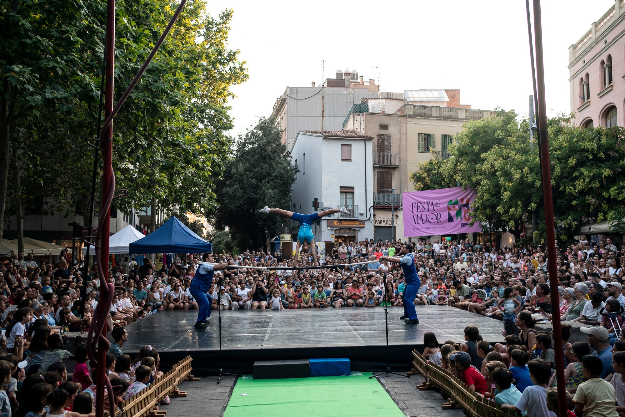 La plaça Vella ha acollit aquest dimarts la Gran Gala de Circ de Festa Major, a càrrec de l'Associació de Circ Tub d'Assaig 7.70. L'esdeveniment ha estat conduït per Alba Valldaura i Àngela Monge, amb música d’Oriol Gonzàlez i Cia. Grans i petits van quedar bocabadats amb una pila de números sorprenents: barra russa, verticals a duo, corda fluixa i patinatge.
