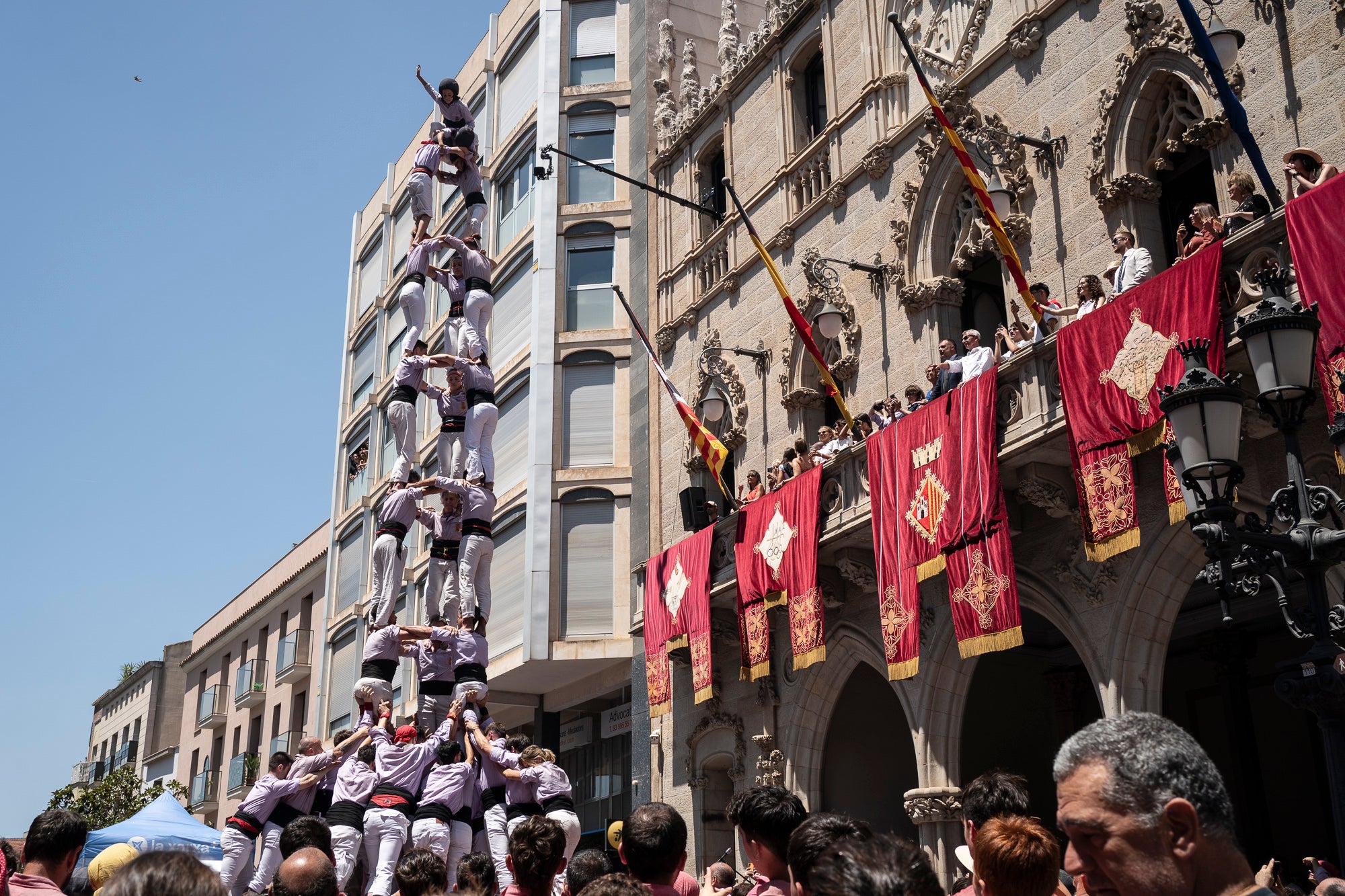El Raval de Terrassa va acollir aquest diumenge, dia 5 de juliol, la gran actuació castellera de la Festa Major de Terrassa. Eufòria per als Minyons de Terrassa que van fer la seva millor actuació de la temporada i van estrenar fins a tres castells a plaça: el 4 de 9 amb folre, el 2 de 9 amb folre i manilles i el pilar de 7 amb folre. A més de tancar la tripleta de castells de 9 amb el 3 de 9 amb folre. Van patir més els Castellers de Terrassa que van començar molt bé amb la Torre de 7, però van patir dos intents del 4d8. Per culpa d’això, van anar sobre segur i van optar pel 7d7 i el 3d7 aixecat per sota que els van sortir rodons. Per acabar, la colla vella dels Xiquets de Valls van portar el 3d9, el 4d9f, el 4d8p i el p7f.