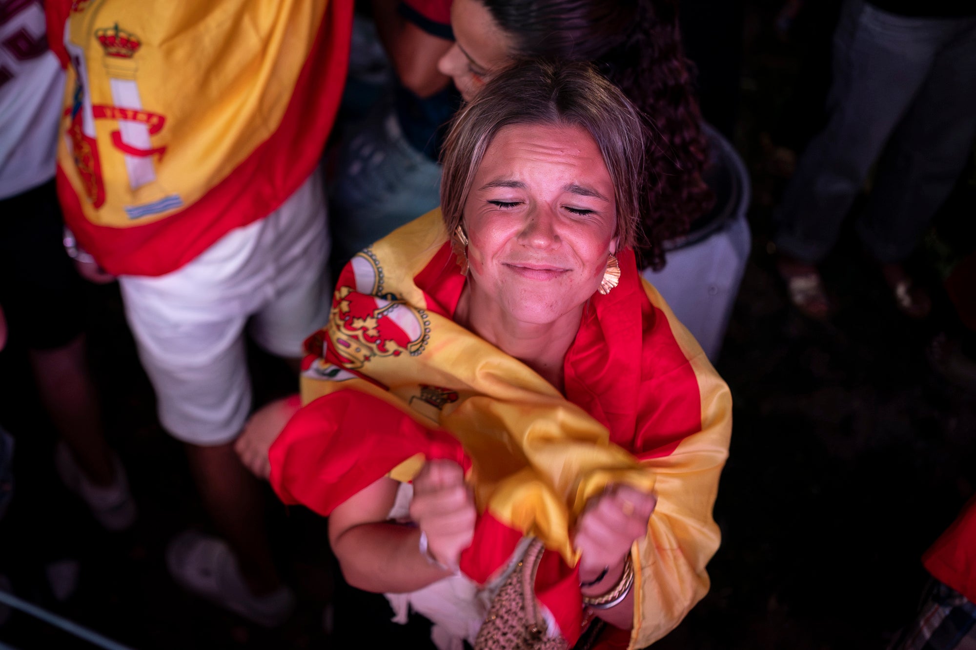 L'Espai Vela del parc de Vallparadís de Terrassa es va omplir aquest diumenge a la nit amb 8.500 aficionats per seguir en pantalla gran i animació des de l'escenari la final del Mundial de futbol a Nova York entre les seleccions d'Espanya i l'Argentina. L'emoció es va mantenir fins a la segona part de la pròrroga quan el jugador del Barça Ferran Torres va marca l'1-0 definitiu, que va donar la corona planetària a un combinat amb els terrassencs Dani Olmo i Marc Pubill. Entre els assistents també hi havia aficionats del conjunt de Messi. A causa de la calor i aquestes emocions, es van haver d'efectuar algunes evacuacions de seguidors | Mireia Comas