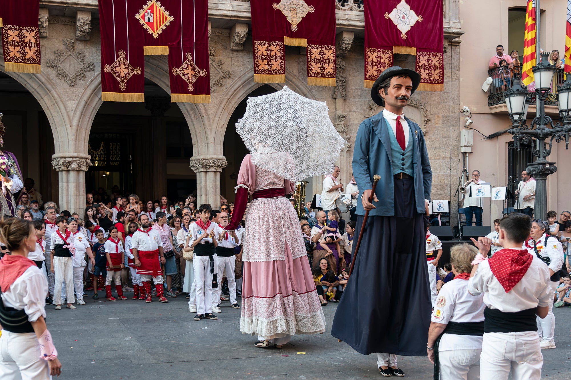 La Festa Major de Terrassa 2026 ja és aquí. Ahir, divendres dia 3 de juliol, a les 20 hores van repicar les campanes de tota la ciutat i va entrar al Raval de Montserrat el Drac de Terrassa, donant el tret de sortida de la Festa Major d'enguany. Tot seguit, es va procedir a la lectura del pregó de Festa Major a càrrec de Montse Alcaraz, presidenta de la Colla del Bitxo del Torrent Mitger. Després de la lectura del pregó, l'alcalde va fer l'obertura oficial de la Festa i algunes de les colles protocol·làries de la ciutat van fer una mostra de danses tradicionals i emblemàtiques. Posteriorment, es va donar a conèixer el Capgròs de l'Any, que enguany ha recaigut en Mercè Gómez, una de les fundadores del Casal de la Dona de Terrassa | Mireia Comas