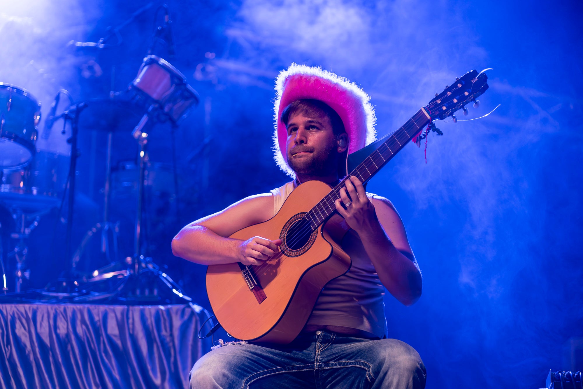 La plaça Vella s’ha rendit a la Ludwig Band en aquesta nit de dilluns de Festa Major. La banda formada per Gabriel Bosch, Quim Carandell, Roger Cassola, Pau Esteve, Andreu Galofré i Lluc Valverde ha presentat el seu darrer disc, “Pel barri es comenta”, i ho ha fet en plena forma. Amb una ambientació més urbana, però mantenint les lletres sofisticades i plenes d’ironia, el grup ha mostrat un so més madur i envolvent. La Ludwig també ha aprofitat per recordar els seus grans temes, i el públic s’ho ha passat d’allò més bé. 