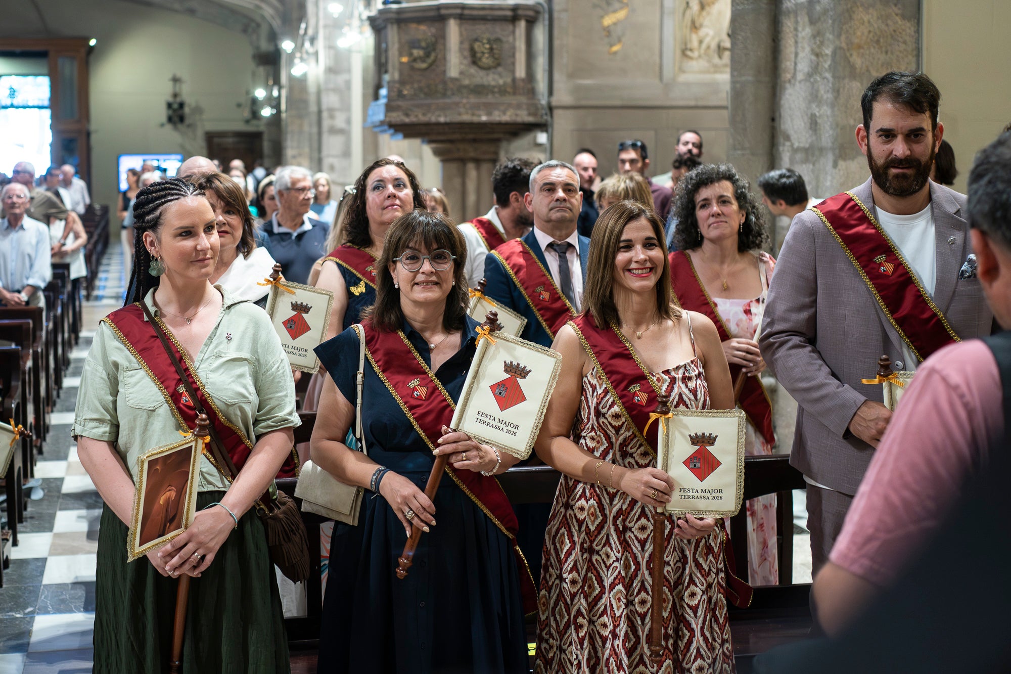 El Ball de Plaça 2026 tenia l'expectativa que ja s'ha fet amb els Protocols de la Festa Major de Terrassa actualitzats i estableix que són els grups de cultura popular els qui decideixen amb quins regidors ballen i amb quins no. El ritual ha començat aquest diumenge al matí partint el seguici de l'Ajuntament per anar cap a la missa de la catedral del Sant Esperit i sortint en acabar de l'ofici per a participar a la plaça Vella dels balls de l'Esbart Egarenc, els Nans amb els seus capgrossos, els Bastoners, el Drac, els Gegants i l'Àliga de Terrassa. Dels 27 regidors presents, tres s'han quedat sense parella però l'acte ha estat més serè que el de l'any passat | Mireia Comas