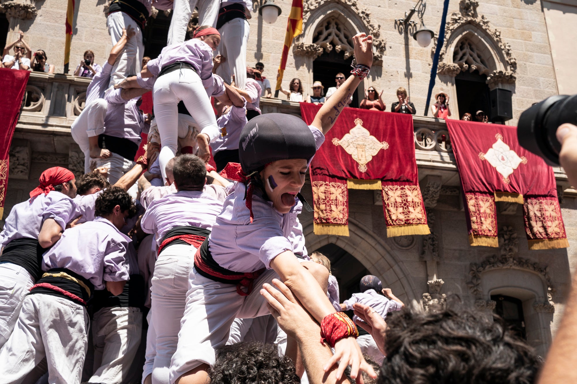 El Raval de Terrassa va acollir aquest diumenge, dia 5 de juliol, la gran actuació castellera de la Festa Major de Terrassa. Eufòria per als Minyons de Terrassa que van fer la seva millor actuació de la temporada i van estrenar fins a tres castells a plaça: el 4 de 9 amb folre, el 2 de 9 amb folre i manilles i el pilar de 7 amb folre. A més de tancar la tripleta de castells de 9 amb el 3 de 9 amb folre. Van patir més els Castellers de Terrassa que van començar molt bé amb la Torre de 7, però van patir dos intents del 4d8. Per culpa d’això, van anar sobre segur i van optar pel 7d7 i el 3d7 aixecat per sota que els van sortir rodons. Per acabar, la colla vella dels Xiquets de Valls van portar el 3d9, el 4d9f, el 4d8p i el p7f.