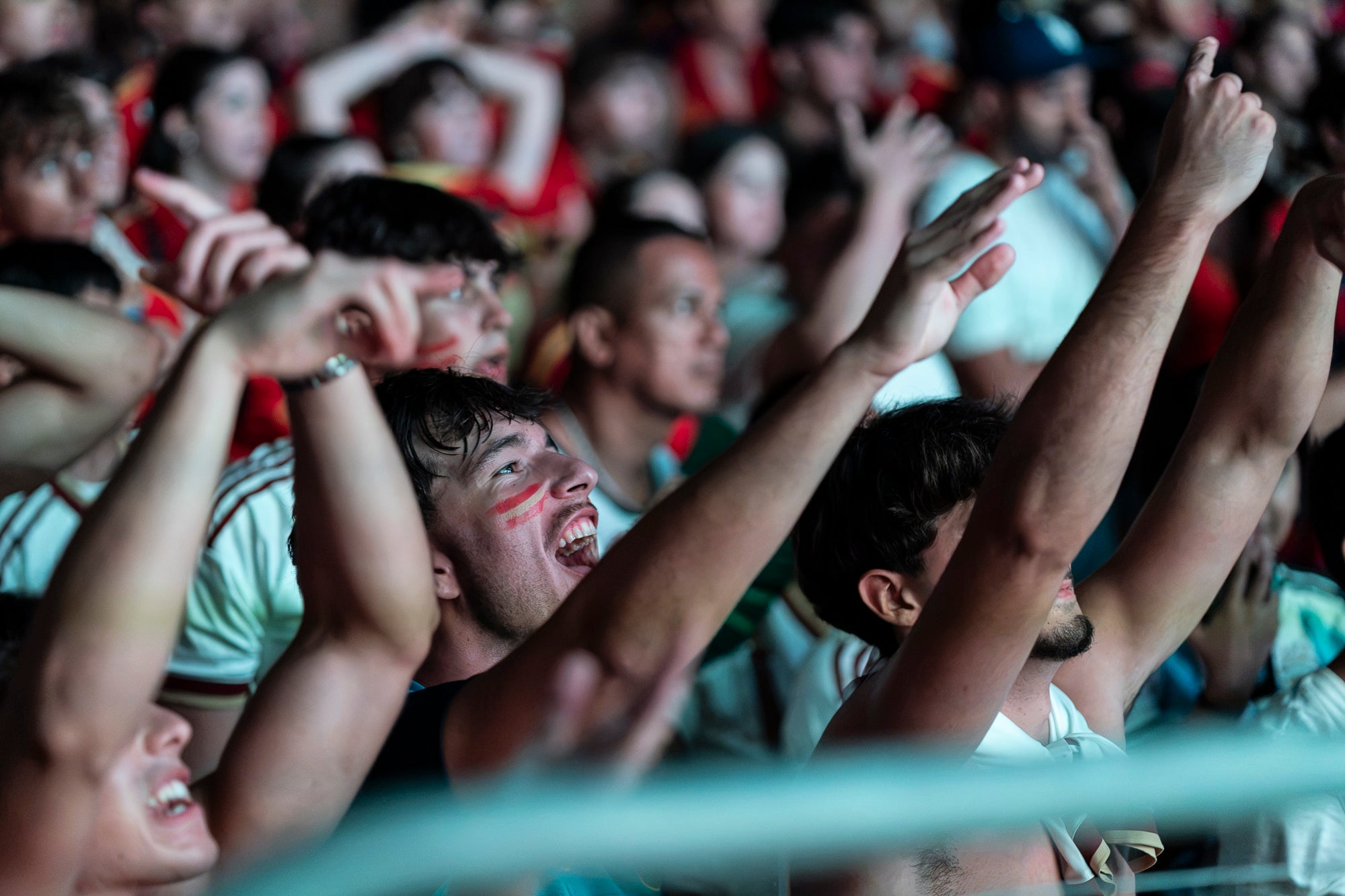 L'Espai Vela del parc de Vallparadís de Terrassa es va omplir aquest diumenge a la nit amb 8.500 aficionats per seguir en pantalla gran i animació des de l'escenari la final del Mundial de futbol a Nova York entre les seleccions d'Espanya i l'Argentina. L'emoció es va mantenir fins a la segona part de la pròrroga quan el jugador del Barça Ferran Torres va marca l'1-0 definitiu, que va donar la corona planetària a un combinat amb els terrassencs Dani Olmo i Marc Pubill. Entre els assistents també hi havia aficionats del conjunt de Messi. A causa de la calor i aquestes emocions, es van haver d'efectuar algunes evacuacions de seguidors | Mireia Comas