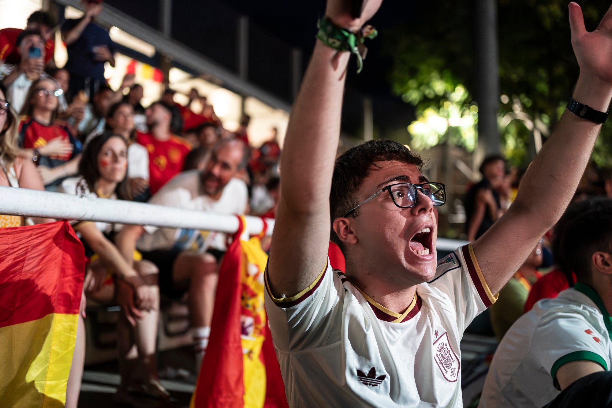 Eufòria al camp municipal de Ca N'Anglada de Terrassa per la victòria de la selecció espanyola. Desenes de persones han seguit aquest divendres a la nit en pantalla gran el partit de quarts de final del Mundial de futbol contra Bèlgica (2 a 1). Dani Olmo ha tornat a ser titular, mentre que Marc Pubill ha seguit el matx des de la banqueta. La Roja ha patit més del que s’esperava. S’ha avançat amb un gol de Fabian Ruiz (30’), però els belgues han empatat al 41. Mikel Merino ha tornat a donar el triomf amb un gol al 88 que ha desfermat l’alegria. 