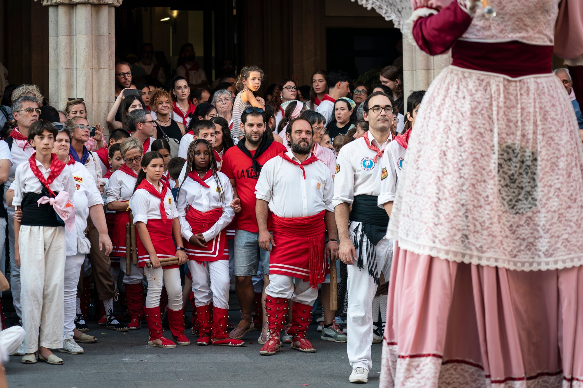 La Festa Major de Terrassa 2026 ja és aquí. Ahir, divendres dia 3 de juliol, a les 20 hores van repicar les campanes de tota la ciutat i va entrar al Raval de Montserrat el Drac de Terrassa, donant el tret de sortida de la Festa Major d'enguany. Tot seguit, es va procedir a la lectura del pregó de Festa Major a càrrec de Montse Alcaraz, presidenta de la Colla del Bitxo del Torrent Mitger. Després de la lectura del pregó, l'alcalde va fer l'obertura oficial de la Festa i algunes de les colles protocol·làries de la ciutat van fer una mostra de danses tradicionals i emblemàtiques. Posteriorment, es va donar a conèixer el Capgròs de l'Any, que enguany ha recaigut en Mercè Gómez, una de les fundadores del Casal de la Dona de Terrassa | Mireia Comas
