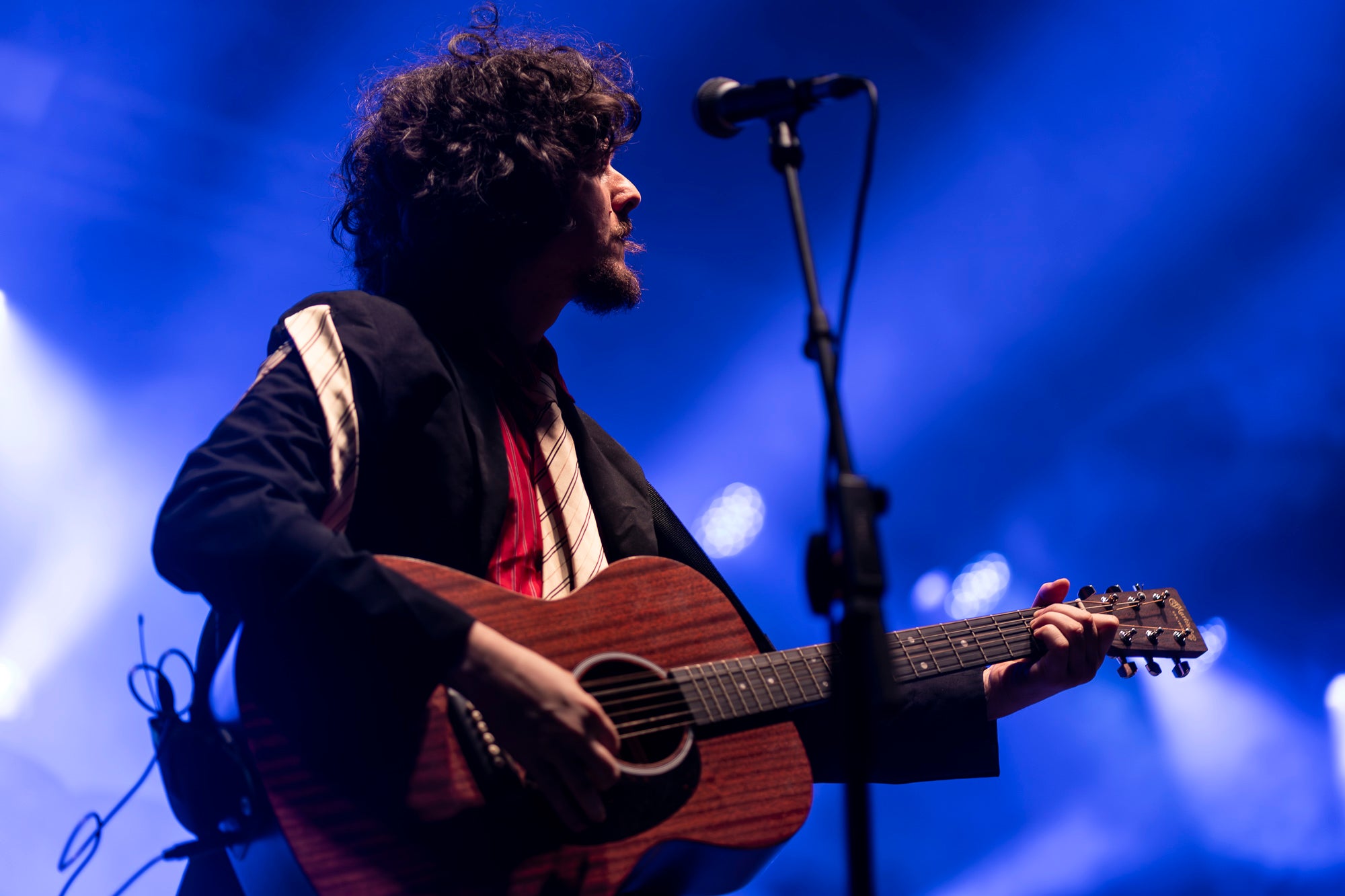 La plaça Vella s’ha rendit a la Ludwig Band en aquesta nit de dilluns de Festa Major. La banda formada per Gabriel Bosch, Quim Carandell, Roger Cassola, Pau Esteve, Andreu Galofré i Lluc Valverde ha presentat el seu darrer disc, “Pel barri es comenta”, i ho ha fet en plena forma. Amb una ambientació més urbana, però mantenint les lletres sofisticades i plenes d’ironia, el grup ha mostrat un so més madur i envolvent. La Ludwig també ha aprofitat per recordar els seus grans temes, i el públic s’ho ha passat d’allò més bé. 
