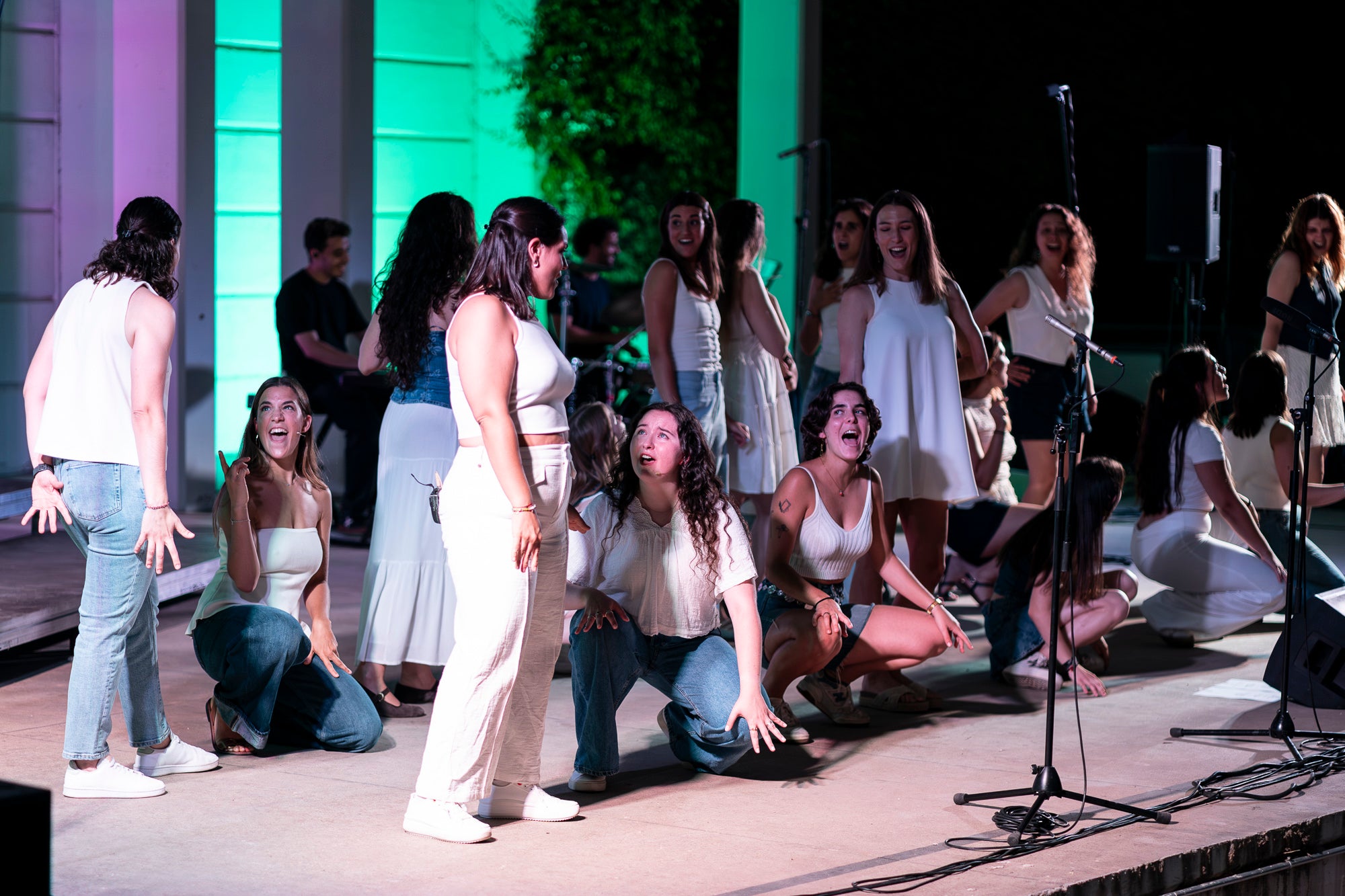 Aquest dissabte de Festa Major, l’amfiteatre del Parc de Sant Jordi ha acollit un concert molt especial. La coral Ohana ha portat el seu darrer espectacle, creat especialment per celebrar el seu 10è aniversari. La formació ha commemorat una dècada de música, amistat i creació col·lectiva amb una actuació que ha consistit en les cançons que han marcat la seva trajectòria. El concert del 10è aniversari proposa un recorregut per les peces que millor representen la història d’Ohana i ha inclòs, com sempre, alguna sorpresa. I és que segons han explicat les seves integrants, es tracta de l’espectacle que millor resumeix l’essència del projecte: una combinació de música, emoció, amistat i treball que ha definit la coral durant aquests deu anys