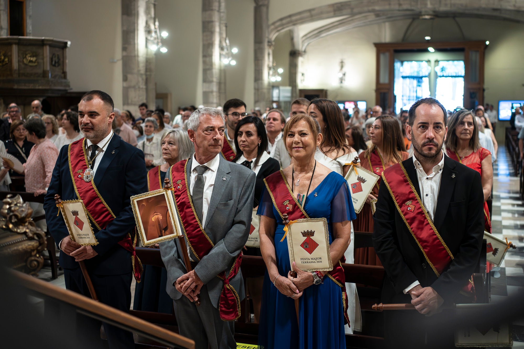 El Ball de Plaça 2026 tenia l'expectativa que ja s'ha fet amb els Protocols de la Festa Major de Terrassa actualitzats i estableix que són els grups de cultura popular els qui decideixen amb quins regidors ballen i amb quins no. El ritual ha començat aquest diumenge al matí partint el seguici de l'Ajuntament per anar cap a la missa de la catedral del Sant Esperit i sortint en acabar de l'ofici per a participar a la plaça Vella dels balls de l'Esbart Egarenc, els Nans amb els seus capgrossos, els Bastoners, el Drac, els Gegants i l'Àliga de Terrassa. Dels 27 regidors presents, tres s'han quedat sense parella però l'acte ha estat més serè que el de l'any passat | Mireia Comas