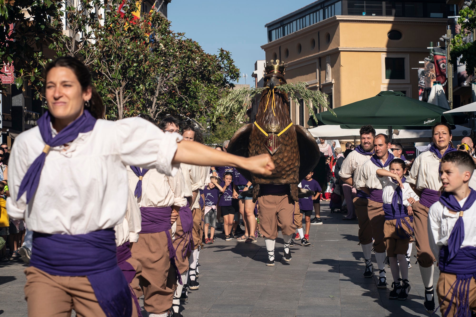 Els carrers de Terrassa han tornat a acollir la Cercavila de Festa Major, la mostra de cultura popular i tradicional catalana de la ciutat. Enguany, l'acte ha comptat amb la presència de totes les colles protocol·làries; el Drac de Terrassa, els Geganters de Terrassa, Nans i Capgrossos de Terrassa, l'Esbart Egarenc, els Bastoners de Terrassa, els Minyons de Terrassa, els Castellers de Terrassa, els Diables de Terrassa i l'Àliga de Terrassa. A més, també actuat les colles sardanistes de la ciutat, les colles geganteres, les colles de diables i les colles d'imatgeria de foc, entre d'altres entitats culturals | Mireia Comas