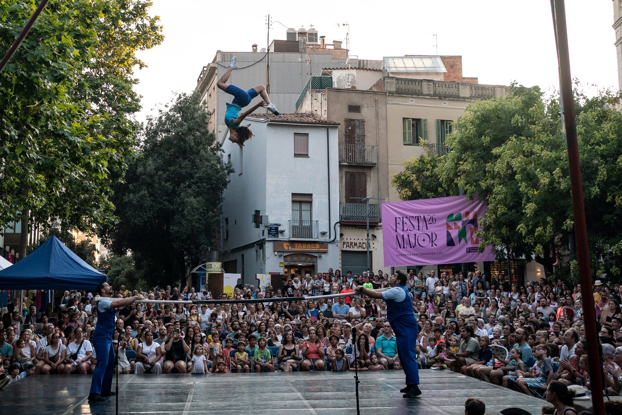 La plaça Vella ha acollit aquest dimarts la Gran Gala de Circ de Festa Major, a càrrec de l'Associació de Circ Tub d'Assaig 7.70. L'esdeveniment ha estat conduït per Alba Valldaura i Àngela Monge, amb música d’Oriol Gonzàlez i Cia. Grans i petits van quedar bocabadats amb una pila de números sorprenents: barra russa, verticals a duo, corda fluixa i patinatge.
