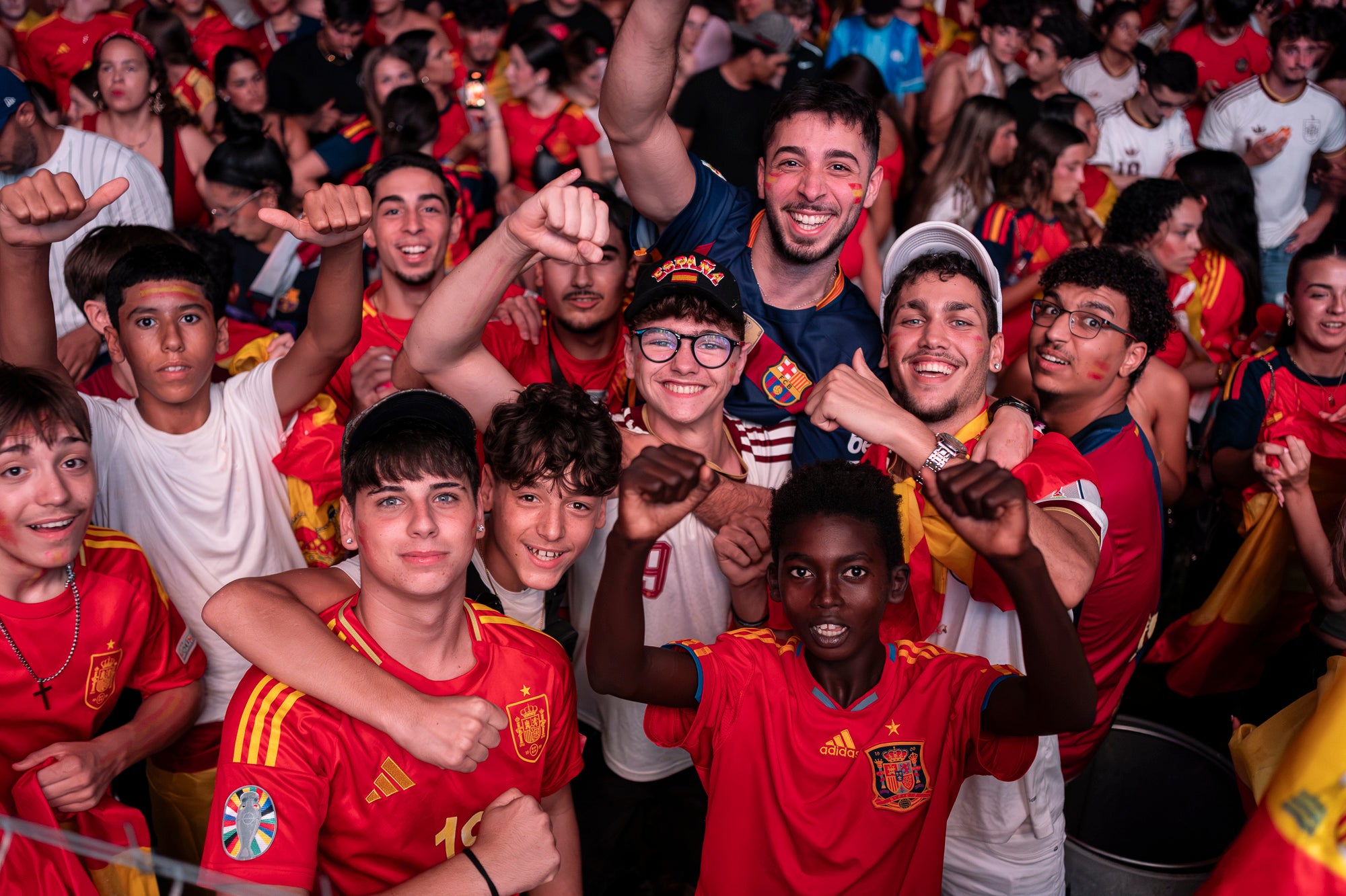 L'Espai Vela del parc de Vallparadís de Terrassa es va omplir aquest diumenge a la nit amb 8.500 aficionats per seguir en pantalla gran i animació des de l'escenari la final del Mundial de futbol a Nova York entre les seleccions d'Espanya i l'Argentina. L'emoció es va mantenir fins a la segona part de la pròrroga quan el jugador del Barça Ferran Torres va marca l'1-0 definitiu, que va donar la corona planetària a un combinat amb els terrassencs Dani Olmo i Marc Pubill. Entre els assistents també hi havia aficionats del conjunt de Messi. A causa de la calor i aquestes emocions, es van haver d'efectuar algunes evacuacions de seguidors | Mireia Comas