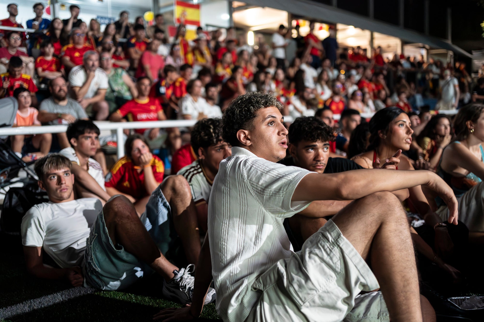 Eufòria al camp municipal de Ca N'Anglada de Terrassa per la victòria de la selecció espanyola. Desenes de persones han seguit aquest divendres a la nit en pantalla gran el partit de quarts de final del Mundial de futbol contra Bèlgica (2 a 1). Dani Olmo ha tornat a ser titular, mentre que Marc Pubill ha seguit el matx des de la banqueta. La Roja ha patit més del que s’esperava. S’ha avançat amb un gol de Fabian Ruiz (30’), però els belgues han empatat al 41. Mikel Merino ha tornat a donar el triomf amb un gol al 88 que ha desfermat l’alegria. 