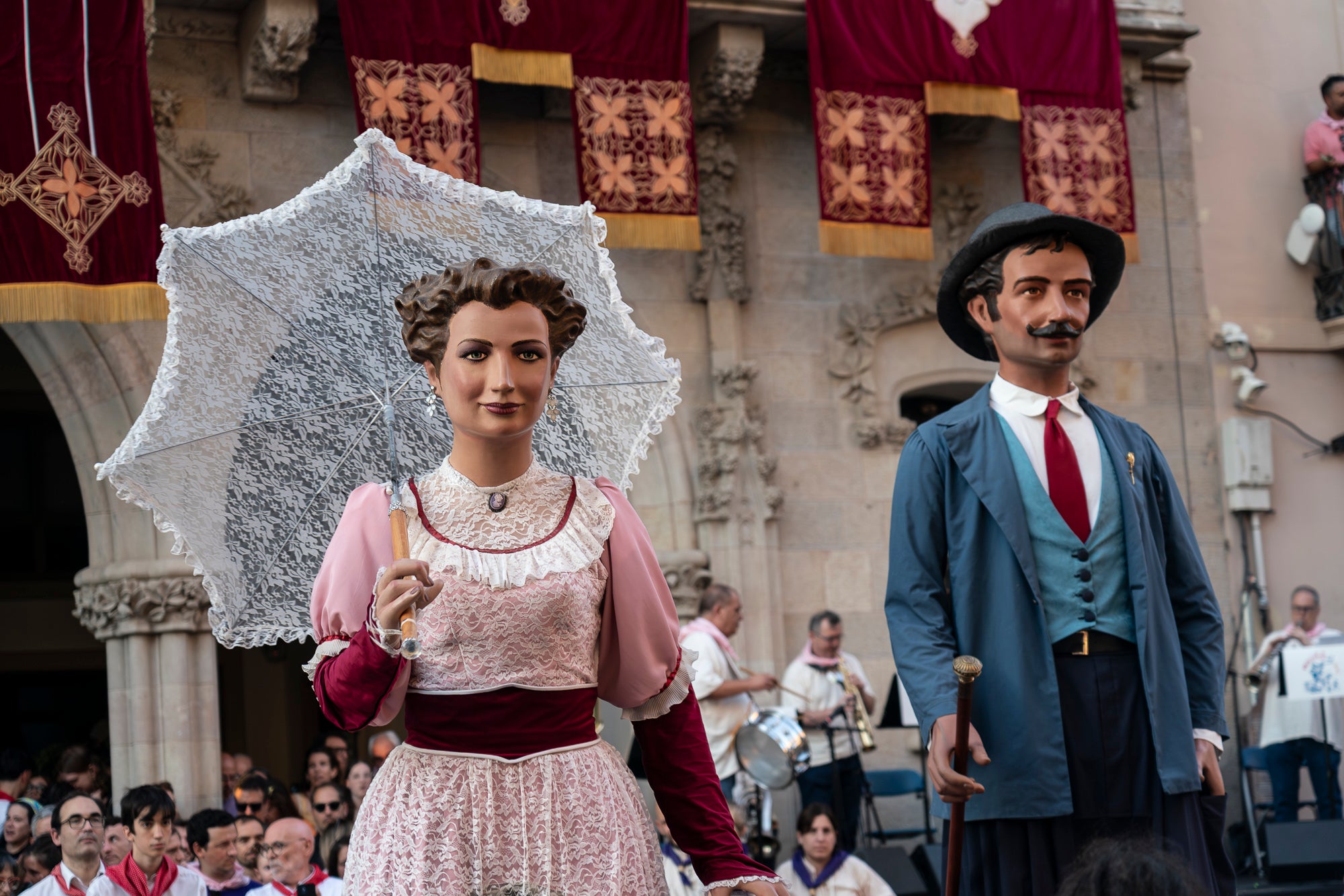 La Festa Major de Terrassa 2026 ja és aquí. Ahir, divendres dia 3 de juliol, a les 20 hores van repicar les campanes de tota la ciutat i va entrar al Raval de Montserrat el Drac de Terrassa, donant el tret de sortida de la Festa Major d'enguany. Tot seguit, es va procedir a la lectura del pregó de Festa Major a càrrec de Montse Alcaraz, presidenta de la Colla del Bitxo del Torrent Mitger. Després de la lectura del pregó, l'alcalde va fer l'obertura oficial de la Festa i algunes de les colles protocol·làries de la ciutat van fer una mostra de danses tradicionals i emblemàtiques. Posteriorment, es va donar a conèixer el Capgròs de l'Any, que enguany ha recaigut en Mercè Gómez, una de les fundadores del Casal de la Dona de Terrassa | Mireia Comas