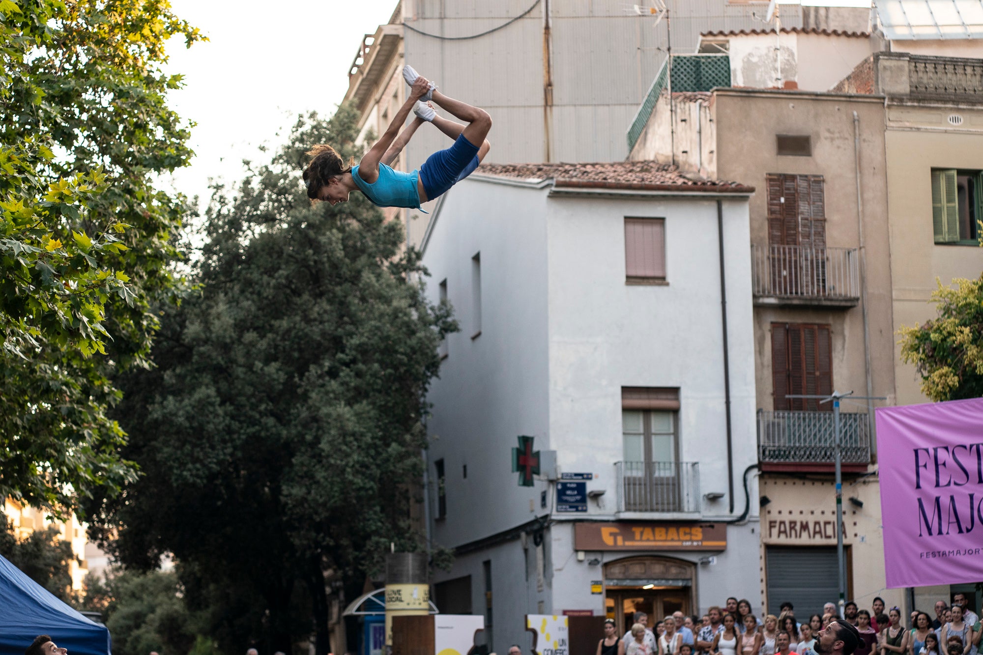 La plaça Vella ha acollit aquest dimarts la Gran Gala de Circ de Festa Major, a càrrec de l'Associació de Circ Tub d'Assaig 7.70. L'esdeveniment ha estat conduït per Alba Valldaura i Àngela Monge, amb música d’Oriol Gonzàlez i Cia. Grans i petits van quedar bocabadats amb una pila de números sorprenents: barra russa, verticals a duo, corda fluixa i patinatge.