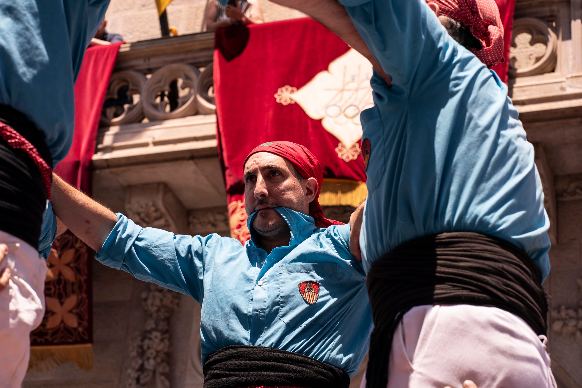 El Raval de Terrassa va acollir aquest diumenge, dia 5 de juliol, la gran actuació castellera de la Festa Major de Terrassa. Eufòria per als Minyons de Terrassa que van fer la seva millor actuació de la temporada i van estrenar fins a tres castells a plaça: el 4 de 9 amb folre, el 2 de 9 amb folre i manilles i el pilar de 7 amb folre. A més de tancar la tripleta de castells de 9 amb el 3 de 9 amb folre. Van patir més els Castellers de Terrassa que van començar molt bé amb la Torre de 7, però van patir dos intents del 4d8. Per culpa d’això, van anar sobre segur i van optar pel 7d7 i el 3d7 aixecat per sota que els van sortir rodons. Per acabar, la colla vella dels Xiquets de Valls van portar el 3d9, el 4d9f, el 4d8p i el p7f.