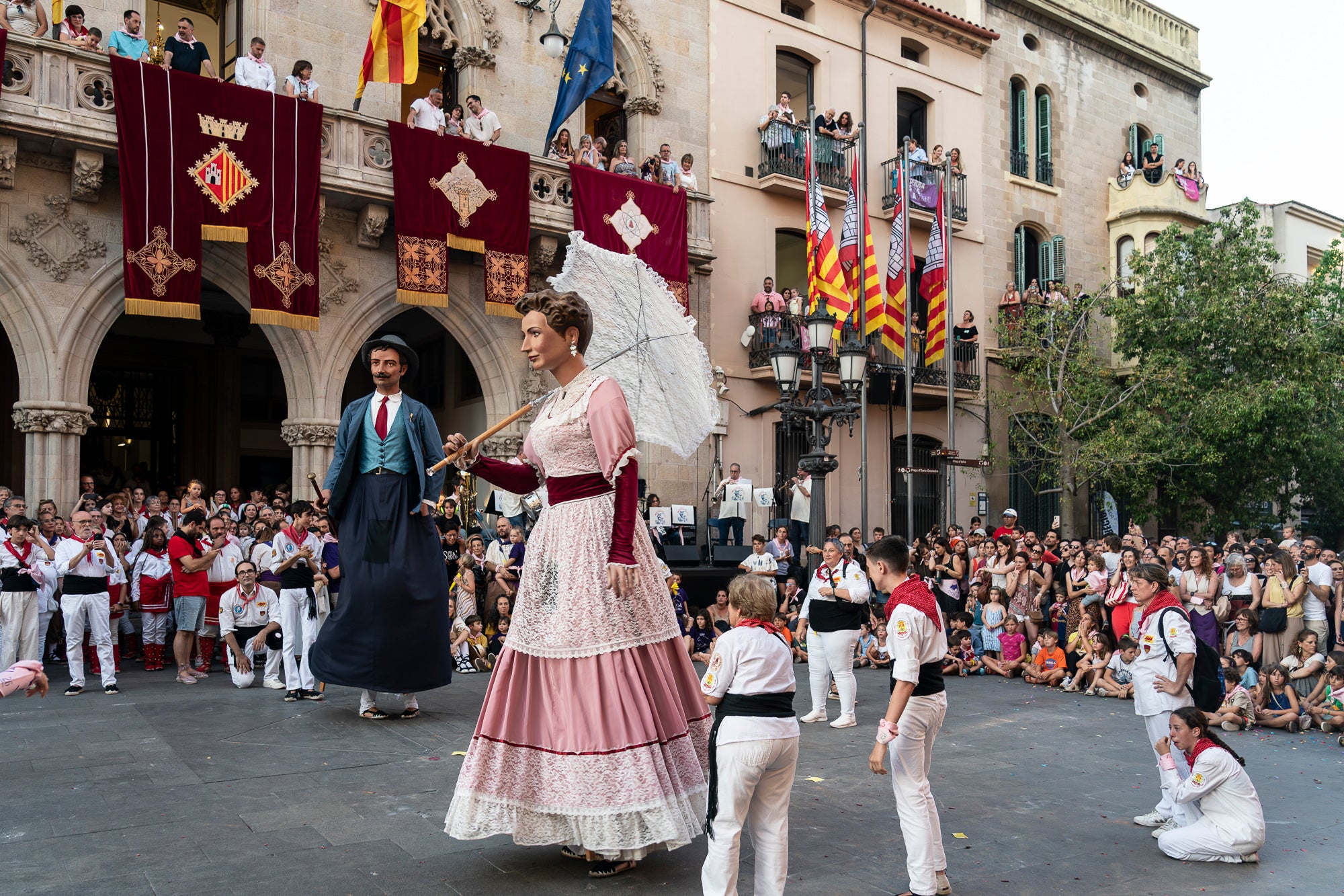 La Festa Major de Terrassa 2026 ja és aquí. Ahir, divendres dia 3 de juliol, a les 20 hores van repicar les campanes de tota la ciutat i va entrar al Raval de Montserrat el Drac de Terrassa, donant el tret de sortida de la Festa Major d'enguany. Tot seguit, es va procedir a la lectura del pregó de Festa Major a càrrec de Montse Alcaraz, presidenta de la Colla del Bitxo del Torrent Mitger. Després de la lectura del pregó, l'alcalde va fer l'obertura oficial de la Festa i algunes de les colles protocol·làries de la ciutat van fer una mostra de danses tradicionals i emblemàtiques. Posteriorment, es va donar a conèixer el Capgròs de l'Any, que enguany ha recaigut en Mercè Gómez, una de les fundadores del Casal de la Dona de Terrassa | Mireia Comas