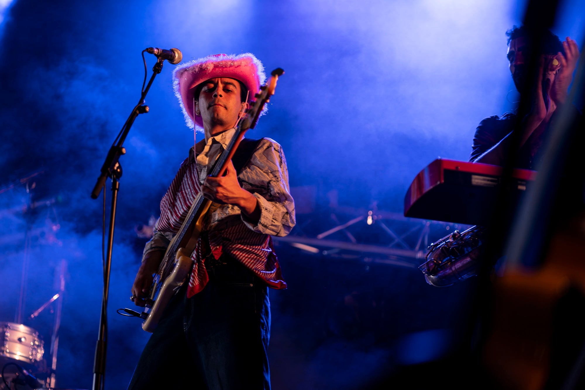 La plaça Vella s’ha rendit a la Ludwig Band en aquesta nit de dilluns de Festa Major. La banda formada per Gabriel Bosch, Quim Carandell, Roger Cassola, Pau Esteve, Andreu Galofré i Lluc Valverde ha presentat el seu darrer disc, “Pel barri es comenta”, i ho ha fet en plena forma. Amb una ambientació més urbana, però mantenint les lletres sofisticades i plenes d’ironia, el grup ha mostrat un so més madur i envolvent. La Ludwig també ha aprofitat per recordar els seus grans temes, i el públic s’ho ha passat d’allò més bé. 