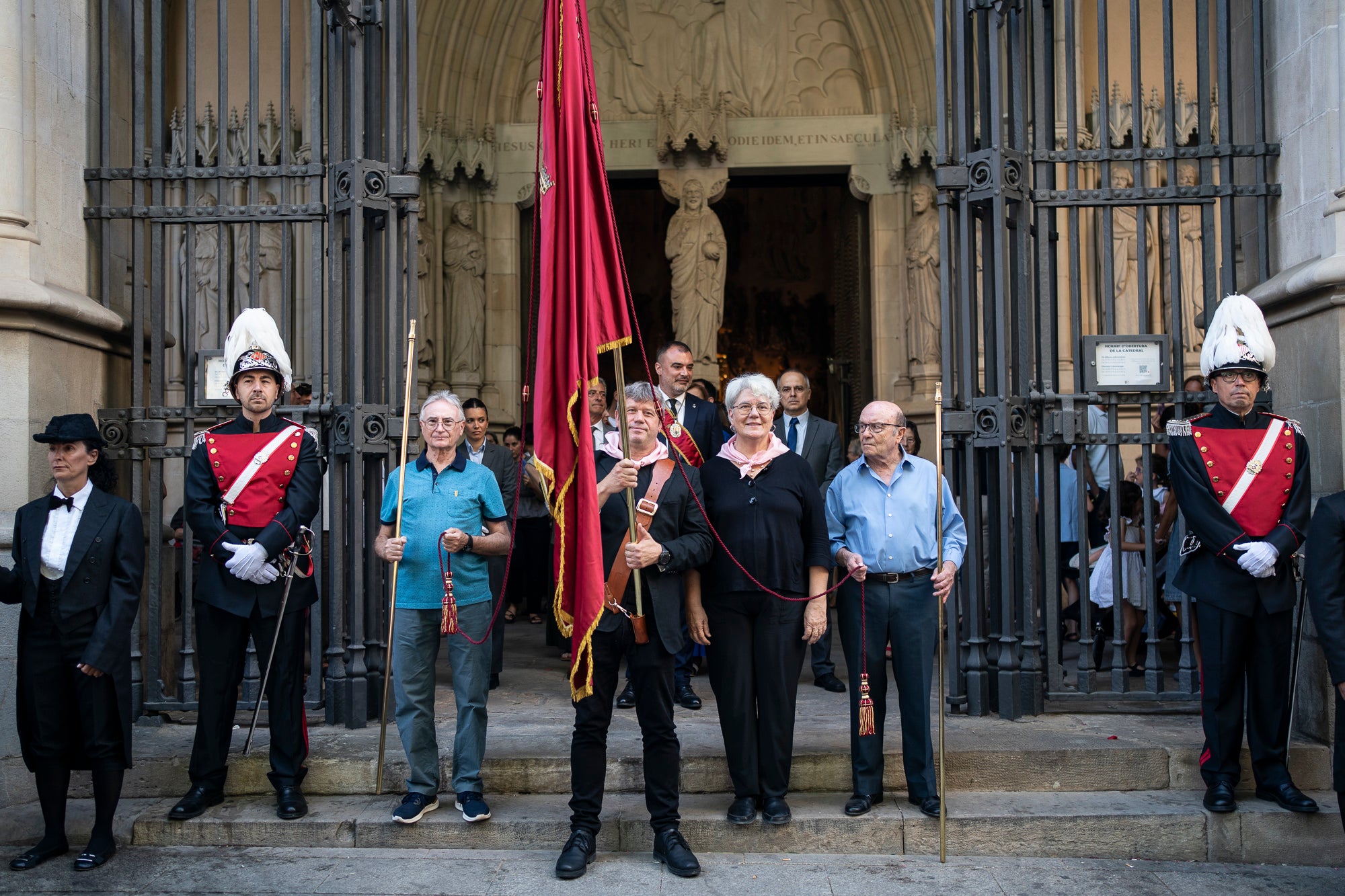 El Ball de Plaça 2026 tenia l'expectativa que ja s'ha fet amb els Protocols de la Festa Major de Terrassa actualitzats i estableix que són els grups de cultura popular els qui decideixen amb quins regidors ballen i amb quins no. El ritual ha començat aquest diumenge al matí partint el seguici de l'Ajuntament per anar cap a la missa de la catedral del Sant Esperit i sortint en acabar de l'ofici per a participar a la plaça Vella dels balls de l'Esbart Egarenc, els Nans amb els seus capgrossos, els Bastoners, el Drac, els Gegants i l'Àliga de Terrassa. Dels 27 regidors presents, tres s'han quedat sense parella però l'acte ha estat més serè que el de l'any passat | Mireia Comas