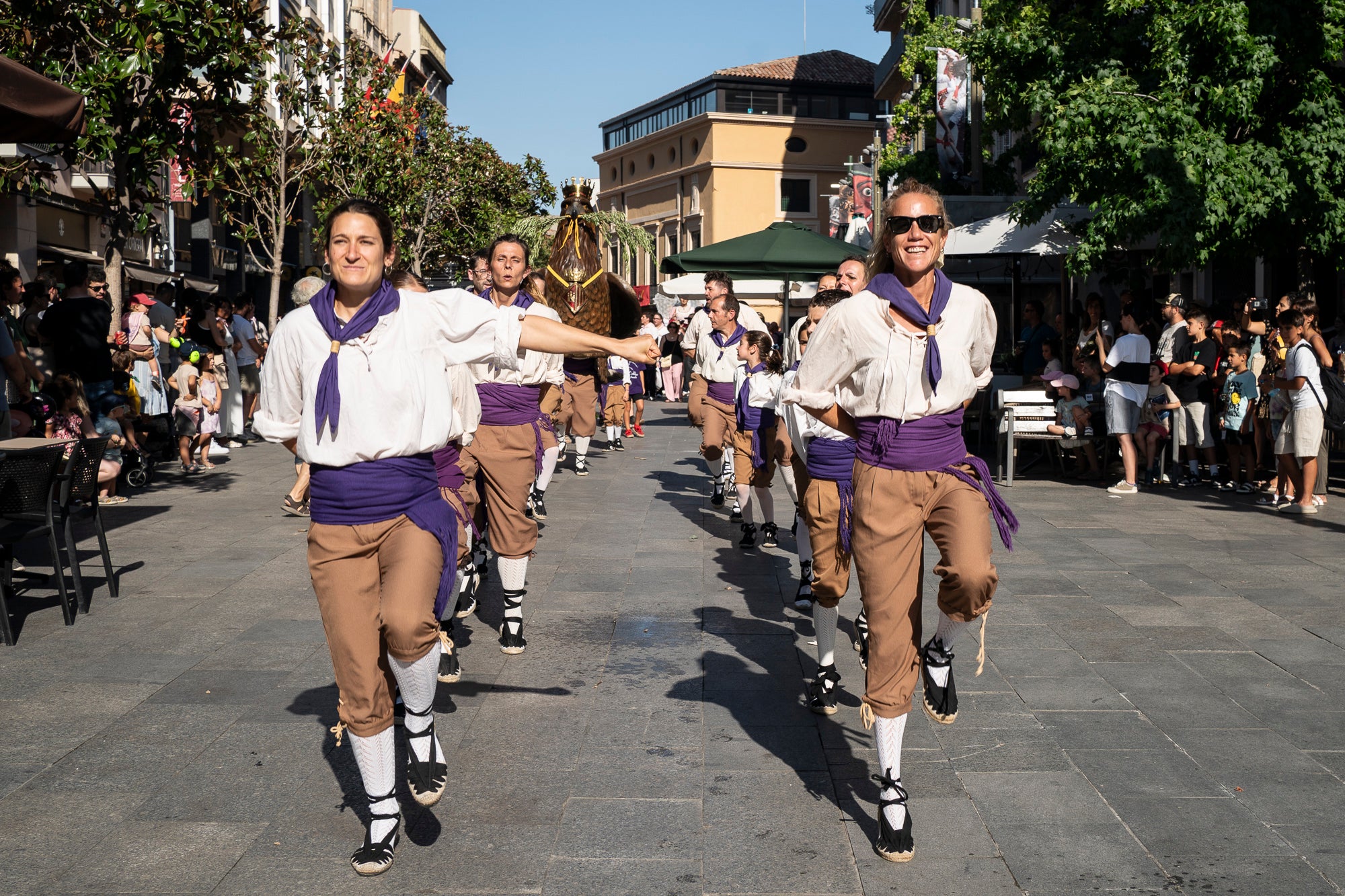 Els carrers de Terrassa han tornat a acollir la Cercavila de Festa Major, la mostra de cultura popular i tradicional catalana de la ciutat. Enguany, l'acte ha comptat amb la presència de totes les colles protocol·làries; el Drac de Terrassa, els Geganters de Terrassa, Nans i Capgrossos de Terrassa, l'Esbart Egarenc, els Bastoners de Terrassa, els Minyons de Terrassa, els Castellers de Terrassa, els Diables de Terrassa i l'Àliga de Terrassa. A més, també actuat les colles sardanistes de la ciutat, les colles geganteres, les colles de diables i les colles d'imatgeria de foc, entre d'altres entitats culturals | Mireia Comas
