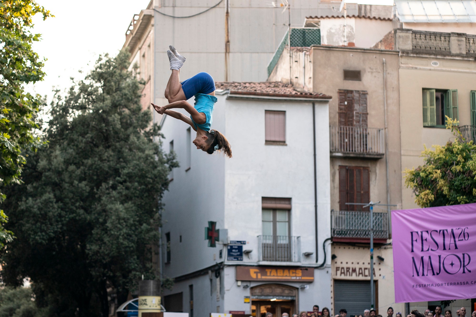La plaça Vella ha acollit aquest dimarts la Gran Gala de Circ de Festa Major, a càrrec de l'Associació de Circ Tub d'Assaig 7.70. L'esdeveniment ha estat conduït per Alba Valldaura i Àngela Monge, amb música d’Oriol Gonzàlez i Cia. Grans i petits van quedar bocabadats amb una pila de números sorprenents: barra russa, verticals a duo, corda fluixa i patinatge.