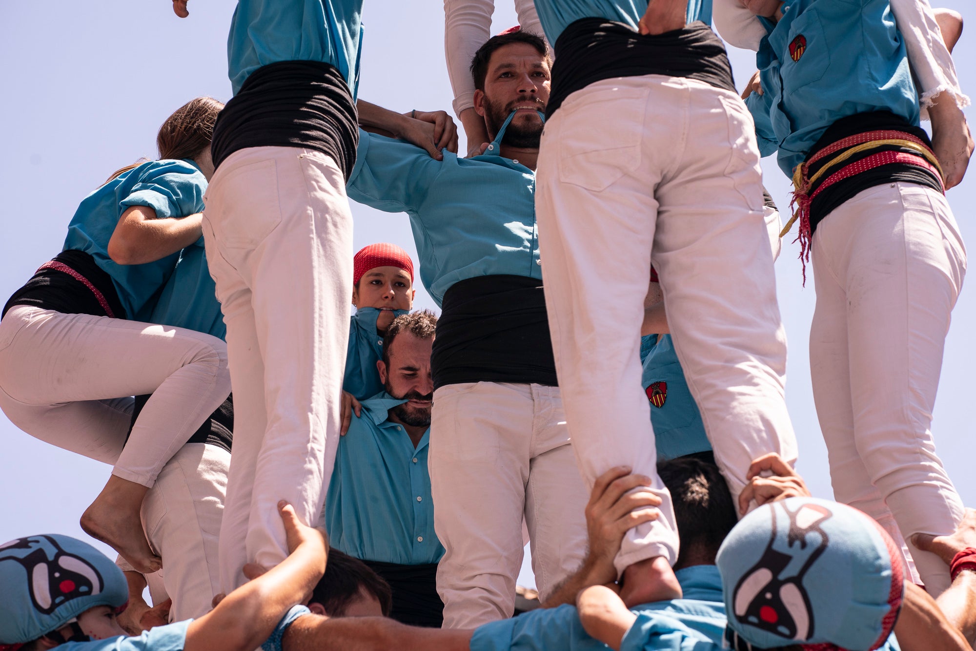 El Raval de Terrassa va acollir aquest diumenge, dia 5 de juliol, la gran actuació castellera de la Festa Major de Terrassa. Eufòria per als Minyons de Terrassa que van fer la seva millor actuació de la temporada i van estrenar fins a tres castells a plaça: el 4 de 9 amb folre, el 2 de 9 amb folre i manilles i el pilar de 7 amb folre. A més de tancar la tripleta de castells de 9 amb el 3 de 9 amb folre. Van patir més els Castellers de Terrassa que van començar molt bé amb la Torre de 7, però van patir dos intents del 4d8. Per culpa d’això, van anar sobre segur i van optar pel 7d7 i el 3d7 aixecat per sota que els van sortir rodons. Per acabar, la colla vella dels Xiquets de Valls van portar el 3d9, el 4d9f, el 4d8p i el p7f.