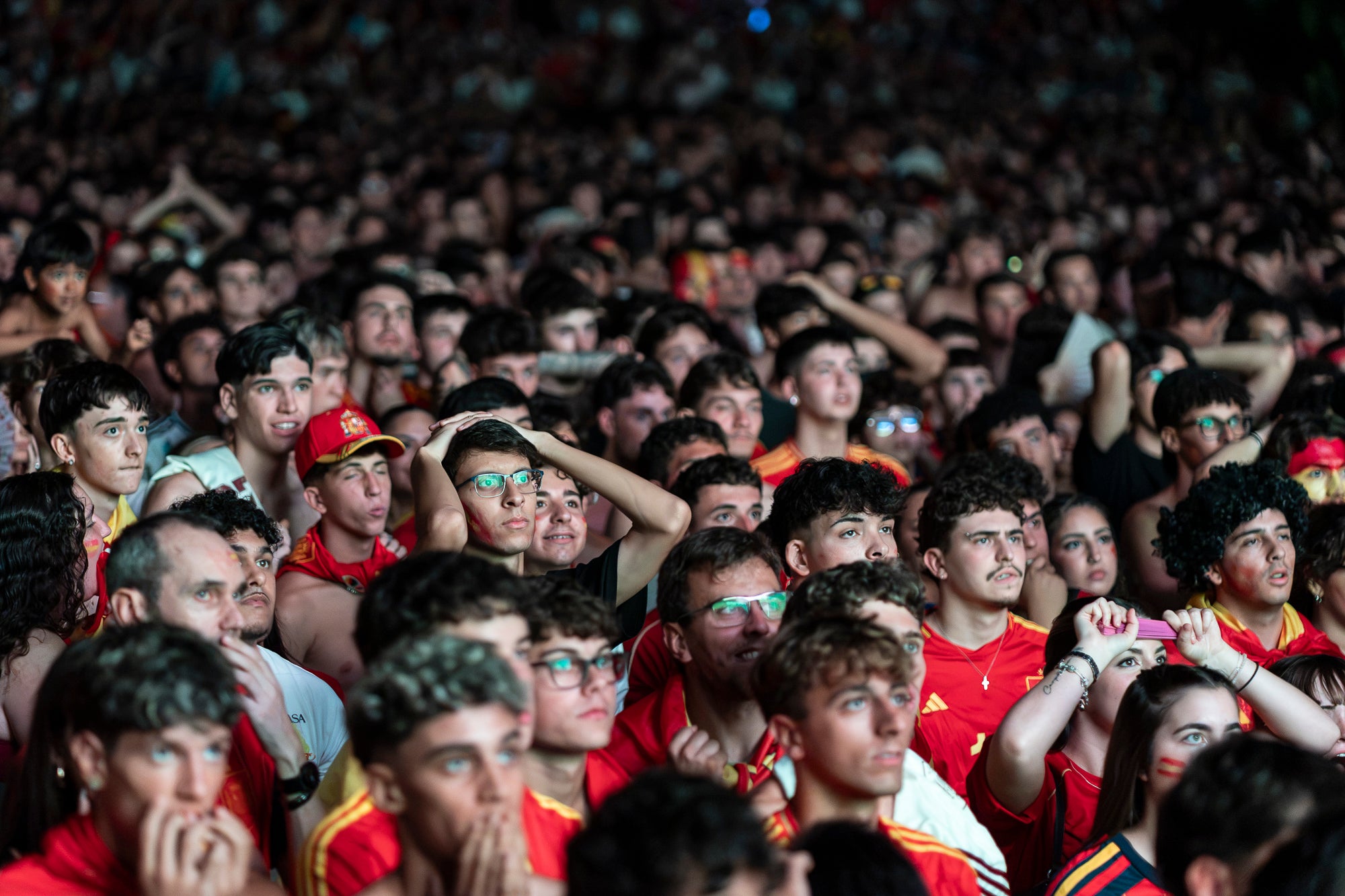 L'Espai Vela del parc de Vallparadís de Terrassa es va omplir aquest diumenge a la nit amb 8.500 aficionats per seguir en pantalla gran i animació des de l'escenari la final del Mundial de futbol a Nova York entre les seleccions d'Espanya i l'Argentina. L'emoció es va mantenir fins a la segona part de la pròrroga quan el jugador del Barça Ferran Torres va marca l'1-0 definitiu, que va donar la corona planetària a un combinat amb els terrassencs Dani Olmo i Marc Pubill. Entre els assistents també hi havia aficionats del conjunt de Messi. A causa de la calor i aquestes emocions, es van haver d'efectuar algunes evacuacions de seguidors | Mireia Comas