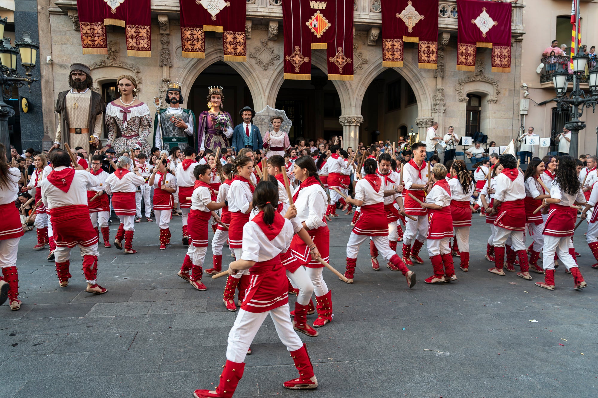 La Festa Major de Terrassa 2026 ja és aquí. Ahir, divendres dia 3 de juliol, a les 20 hores van repicar les campanes de tota la ciutat i va entrar al Raval de Montserrat el Drac de Terrassa, donant el tret de sortida de la Festa Major d'enguany. Tot seguit, es va procedir a la lectura del pregó de Festa Major a càrrec de Montse Alcaraz, presidenta de la Colla del Bitxo del Torrent Mitger. Després de la lectura del pregó, l'alcalde va fer l'obertura oficial de la Festa i algunes de les colles protocol·làries de la ciutat van fer una mostra de danses tradicionals i emblemàtiques. Posteriorment, es va donar a conèixer el Capgròs de l'Any, que enguany ha recaigut en Mercè Gómez, una de les fundadores del Casal de la Dona de Terrassa | Mireia Comas