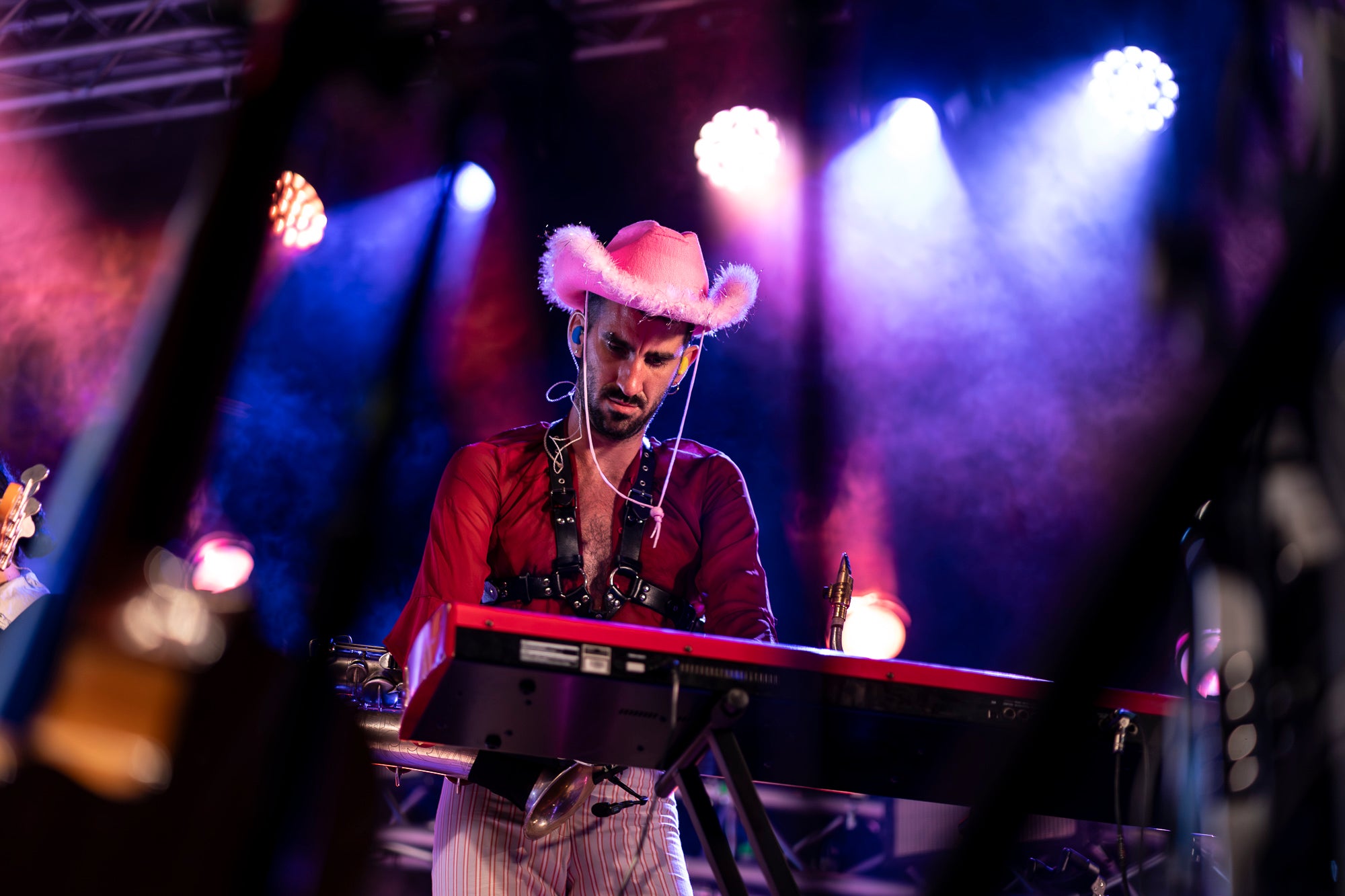 La plaça Vella s’ha rendit a la Ludwig Band en aquesta nit de dilluns de Festa Major. La banda formada per Gabriel Bosch, Quim Carandell, Roger Cassola, Pau Esteve, Andreu Galofré i Lluc Valverde ha presentat el seu darrer disc, “Pel barri es comenta”, i ho ha fet en plena forma. Amb una ambientació més urbana, però mantenint les lletres sofisticades i plenes d’ironia, el grup ha mostrat un so més madur i envolvent. La Ludwig també ha aprofitat per recordar els seus grans temes, i el públic s’ho ha passat d’allò més bé. 