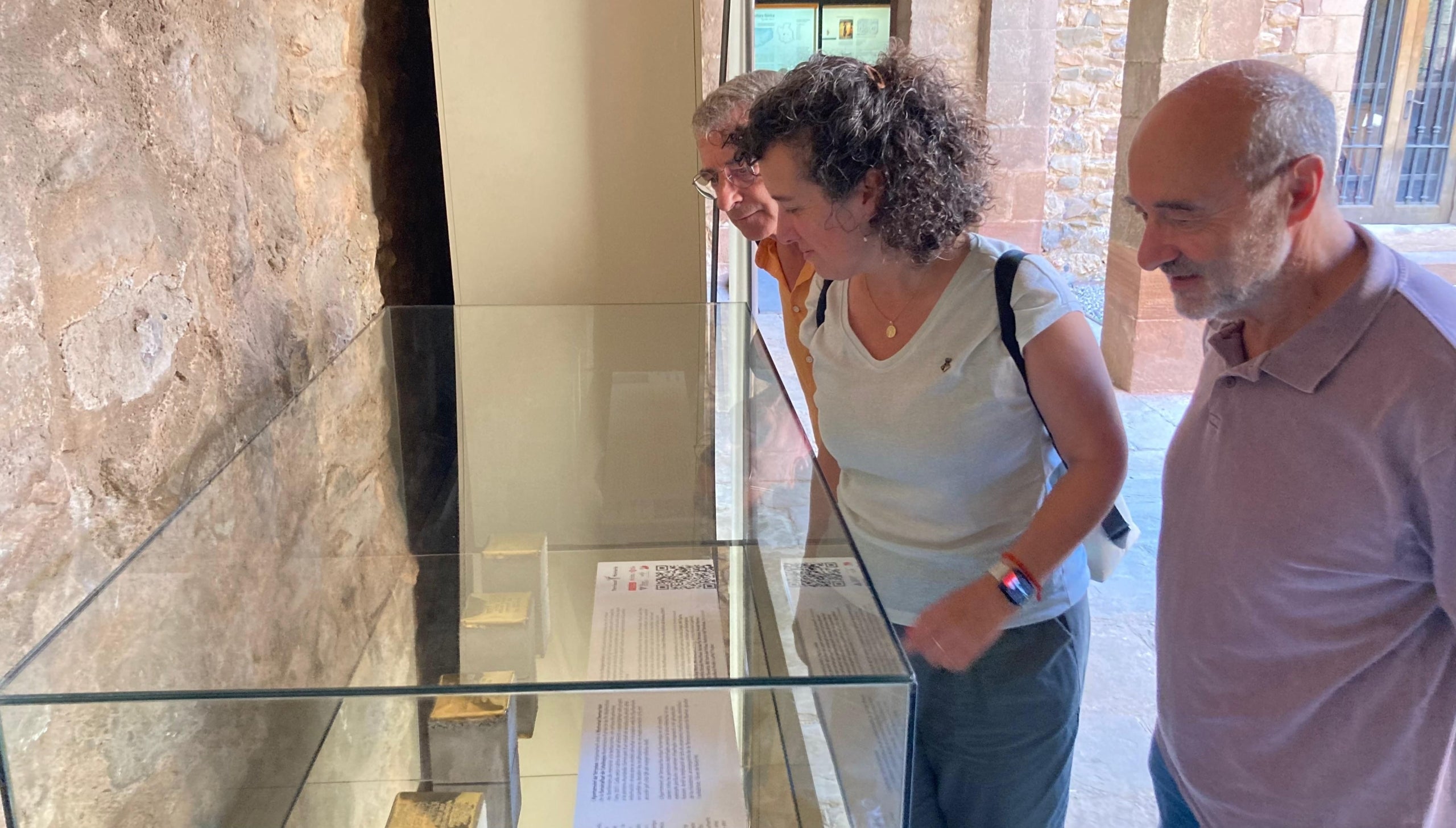El tinent d'alcalde i regidor de Museu de Terrassa, Joan Salvador; la regidora de Drets Humans i Memòria Democràtica, Montserrat Caupena; i el president de l'Amical de Mauthausen, Joan Calvo; visitant les cinc llambordes al Castell Cartoixa | Ajuntament de Terrassa
