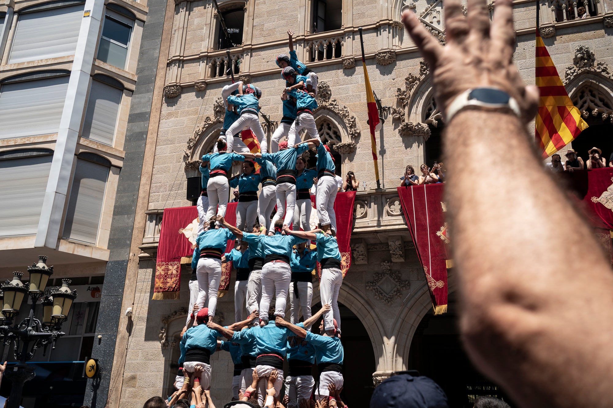 El Raval de Terrassa va acollir aquest diumenge, dia 5 de juliol, la gran actuació castellera de la Festa Major de Terrassa. Eufòria per als Minyons de Terrassa que van fer la seva millor actuació de la temporada i van estrenar fins a tres castells a plaça: el 4 de 9 amb folre, el 2 de 9 amb folre i manilles i el pilar de 7 amb folre. A més de tancar la tripleta de castells de 9 amb el 3 de 9 amb folre. Van patir més els Castellers de Terrassa que van començar molt bé amb la Torre de 7, però van patir dos intents del 4d8. Per culpa d’això, van anar sobre segur i van optar pel 7d7 i el 3d7 aixecat per sota que els van sortir rodons. Per acabar, la colla vella dels Xiquets de Valls van portar el 3d9, el 4d9f, el 4d8p i el p7f.