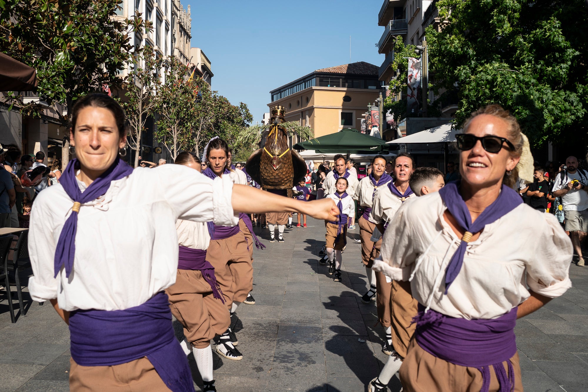 Els carrers de Terrassa han tornat a acollir la Cercavila de Festa Major, la mostra de cultura popular i tradicional catalana de la ciutat. Enguany, l'acte ha comptat amb la presència de totes les colles protocol·làries; el Drac de Terrassa, els Geganters de Terrassa, Nans i Capgrossos de Terrassa, l'Esbart Egarenc, els Bastoners de Terrassa, els Minyons de Terrassa, els Castellers de Terrassa, els Diables de Terrassa i l'Àliga de Terrassa. A més, també actuat les colles sardanistes de la ciutat, les colles geganteres, les colles de diables i les colles d'imatgeria de foc, entre d'altres entitats culturals | Mireia Comas
