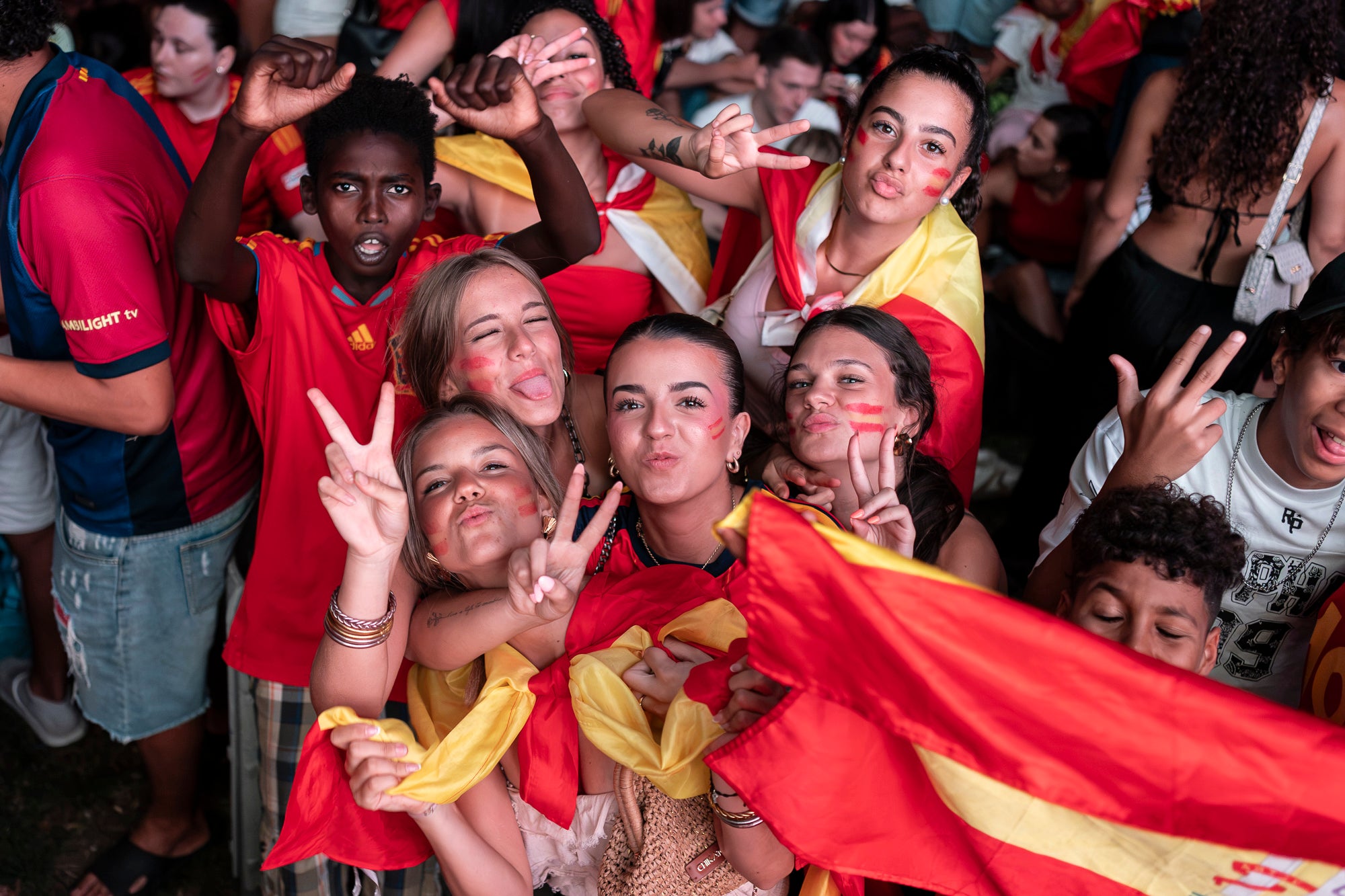 L'Espai Vela del parc de Vallparadís de Terrassa es va omplir aquest diumenge a la nit amb 8.500 aficionats per seguir en pantalla gran i animació des de l'escenari la final del Mundial de futbol a Nova York entre les seleccions d'Espanya i l'Argentina. L'emoció es va mantenir fins a la segona part de la pròrroga quan el jugador del Barça Ferran Torres va marca l'1-0 definitiu, que va donar la corona planetària a un combinat amb els terrassencs Dani Olmo i Marc Pubill. Entre els assistents també hi havia aficionats del conjunt de Messi. A causa de la calor i aquestes emocions, es van haver d'efectuar algunes evacuacions de seguidors | Mireia Comas