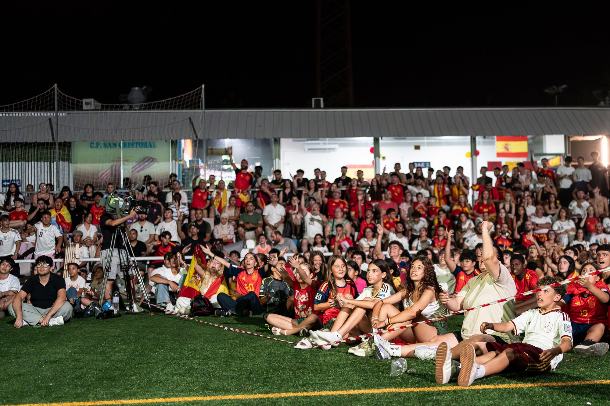 Eufòria al camp municipal de Ca N'Anglada de Terrassa per la victòria de la selecció espanyola. Desenes de persones han seguit aquest divendres a la nit en pantalla gran el partit de quarts de final del Mundial de futbol contra Bèlgica (2 a 1). Dani Olmo ha tornat a ser titular, mentre que Marc Pubill ha seguit el matx des de la banqueta. La Roja ha patit més del que s’esperava. S’ha avançat amb un gol de Fabian Ruiz (30’), però els belgues han empatat al 41. Mikel Merino ha tornat a donar el triomf amb un gol al 88 que ha desfermat l’alegria. 