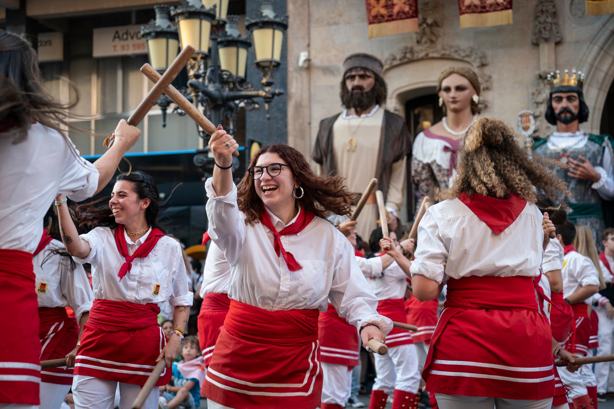 La Festa Major de Terrassa 2026 ja és aquí. Ahir, divendres dia 3 de juliol, a les 20 hores van repicar les campanes de tota la ciutat i va entrar al Raval de Montserrat el Drac de Terrassa, donant el tret de sortida de la Festa Major d'enguany. Tot seguit, es va procedir a la lectura del pregó de Festa Major a càrrec de Montse Alcaraz, presidenta de la Colla del Bitxo del Torrent Mitger. Després de la lectura del pregó, l'alcalde va fer l'obertura oficial de la Festa i algunes de les colles protocol·làries de la ciutat van fer una mostra de danses tradicionals i emblemàtiques. Posteriorment, es va donar a conèixer el Capgròs de l'Any, que enguany ha recaigut en Mercè Gómez, una de les fundadores del Casal de la Dona de Terrassa | Mireia Comas