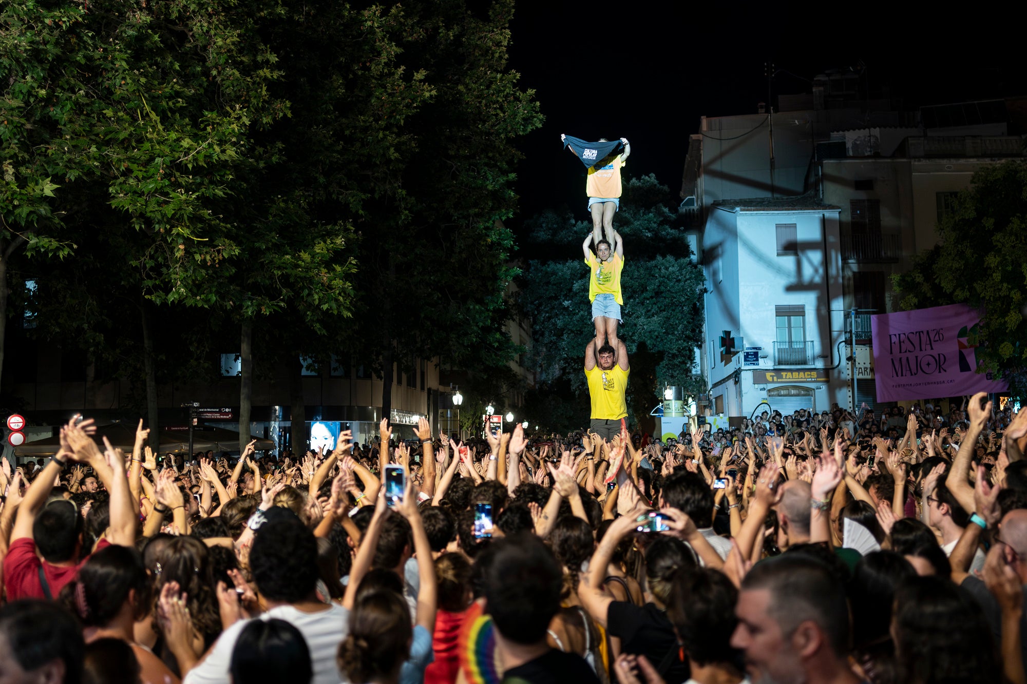 La plaça Vella s’ha rendit a la Ludwig Band en aquesta nit de dilluns de Festa Major. La banda formada per Gabriel Bosch, Quim Carandell, Roger Cassola, Pau Esteve, Andreu Galofré i Lluc Valverde ha presentat el seu darrer disc, “Pel barri es comenta”, i ho ha fet en plena forma. Amb una ambientació més urbana, però mantenint les lletres sofisticades i plenes d’ironia, el grup ha mostrat un so més madur i envolvent. La Ludwig també ha aprofitat per recordar els seus grans temes, i el públic s’ho ha passat d’allò més bé. 