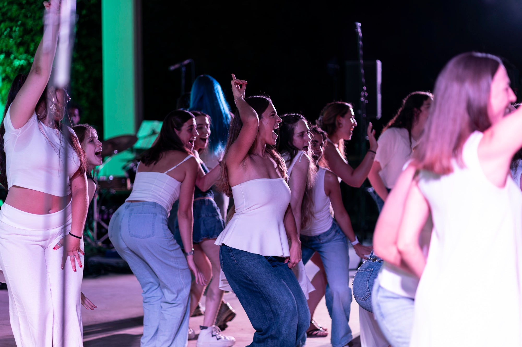 Aquest dissabte de Festa Major, l’amfiteatre del Parc de Sant Jordi ha acollit un concert molt especial. La coral Ohana ha portat el seu darrer espectacle, creat especialment per celebrar el seu 10è aniversari. La formació ha commemorat una dècada de música, amistat i creació col·lectiva amb una actuació que ha consistit en les cançons que han marcat la seva trajectòria. El concert del 10è aniversari proposa un recorregut per les peces que millor representen la història d’Ohana i ha inclòs, com sempre, alguna sorpresa. I és que segons han explicat les seves integrants, es tracta de l’espectacle que millor resumeix l’essència del projecte: una combinació de música, emoció, amistat i treball que ha definit la coral durant aquests deu anys