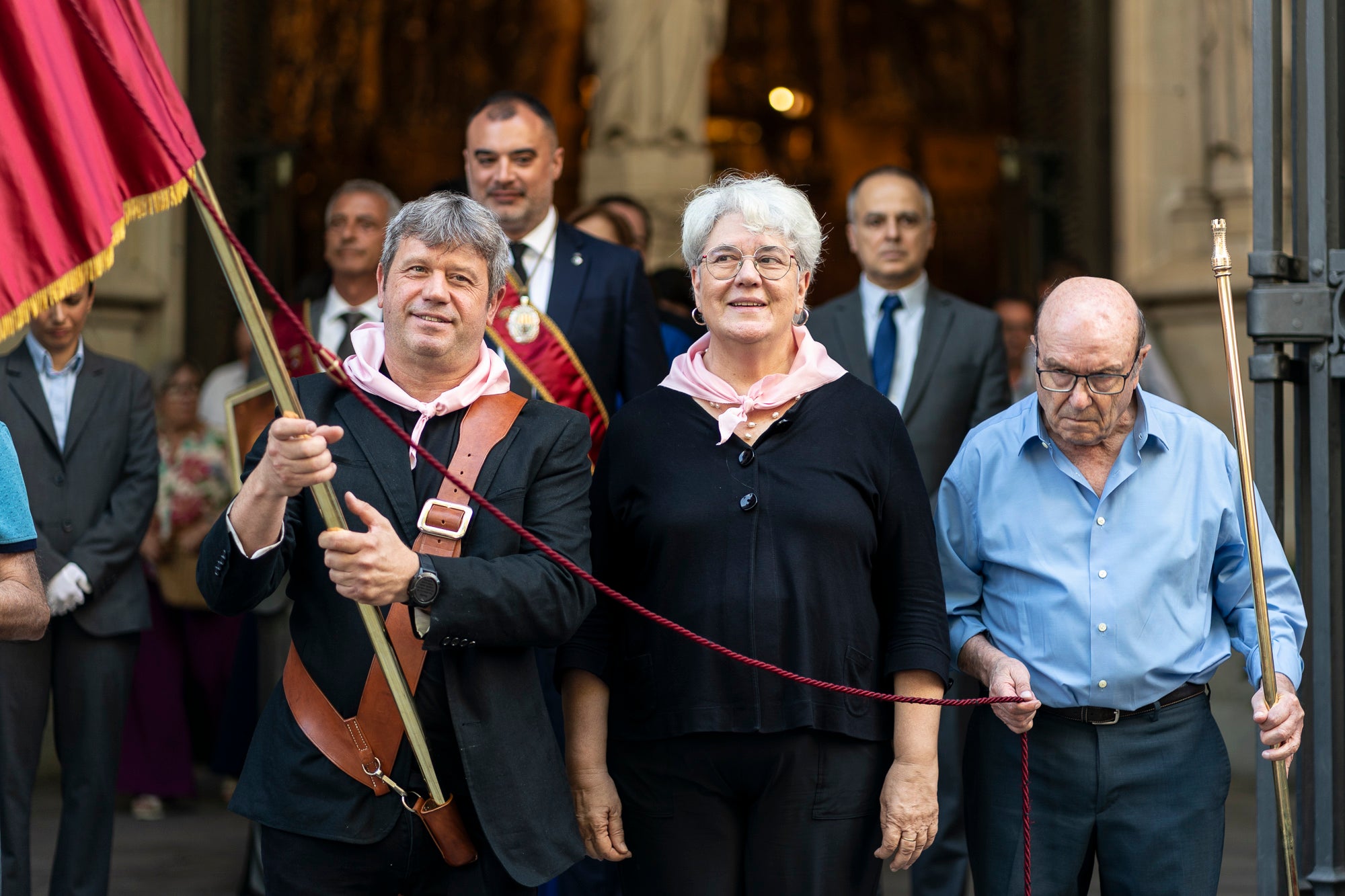 El Ball de Plaça 2026 tenia l'expectativa que ja s'ha fet amb els Protocols de la Festa Major de Terrassa actualitzats i estableix que són els grups de cultura popular els qui decideixen amb quins regidors ballen i amb quins no. El ritual ha començat aquest diumenge al matí partint el seguici de l'Ajuntament per anar cap a la missa de la catedral del Sant Esperit i sortint en acabar de l'ofici per a participar a la plaça Vella dels balls de l'Esbart Egarenc, els Nans amb els seus capgrossos, els Bastoners, el Drac, els Gegants i l'Àliga de Terrassa. Dels 27 regidors presents, tres s'han quedat sense parella però l'acte ha estat més serè que el de l'any passat | Mireia Comas