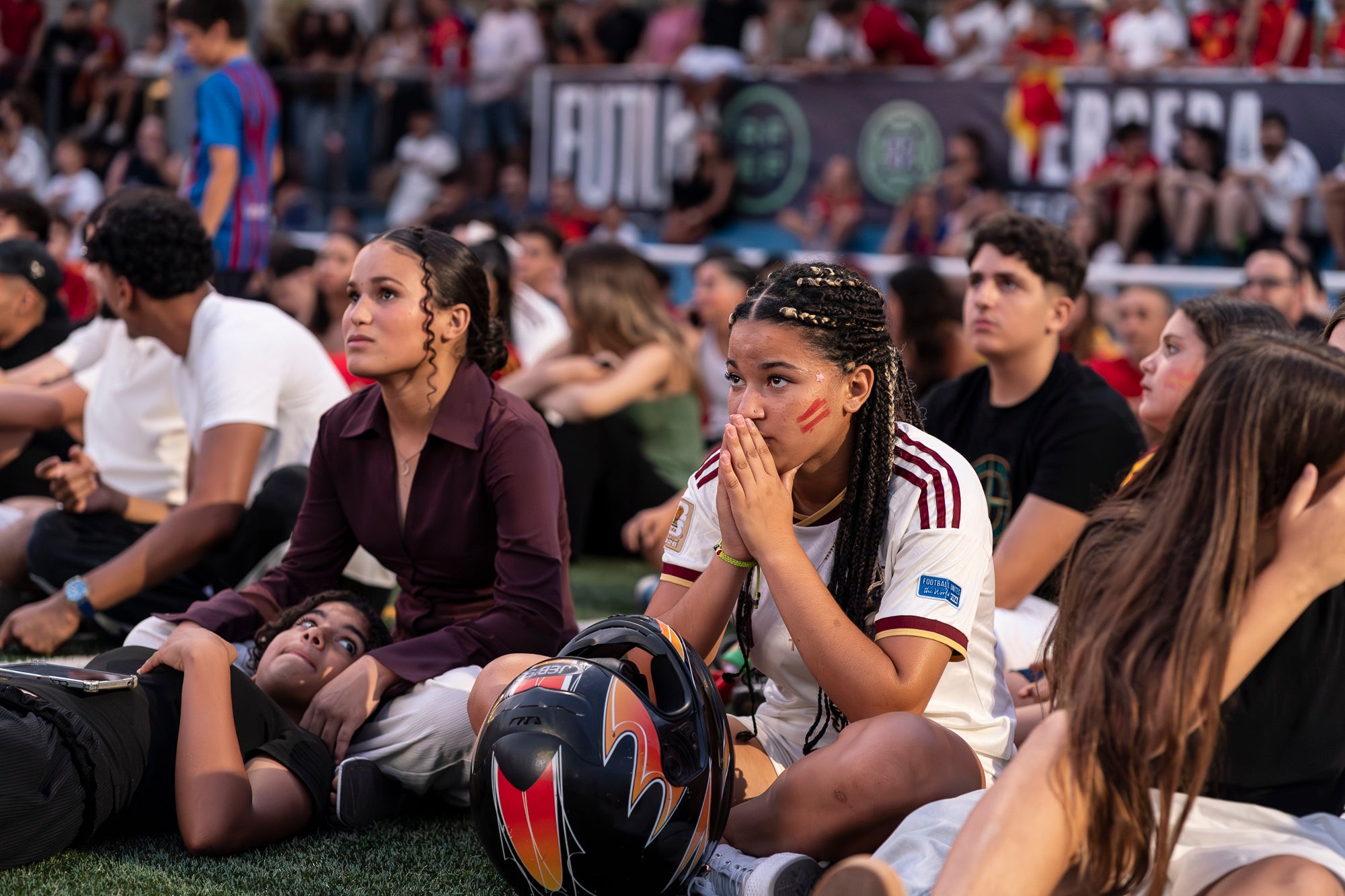 Eufòria al camp municipal de Ca N'Anglada de Terrassa per la victòria de la selecció espanyola. Desenes de persones han seguit aquest divendres a la nit en pantalla gran el partit de quarts de final del Mundial de futbol contra Bèlgica (2 a 1). Dani Olmo ha tornat a ser titular, mentre que Marc Pubill ha seguit el matx des de la banqueta. La Roja ha patit més del que s’esperava. S’ha avançat amb un gol de Fabian Ruiz (30’), però els belgues han empatat al 41. Mikel Merino ha tornat a donar el triomf amb un gol al 88 que ha desfermat l’alegria. 