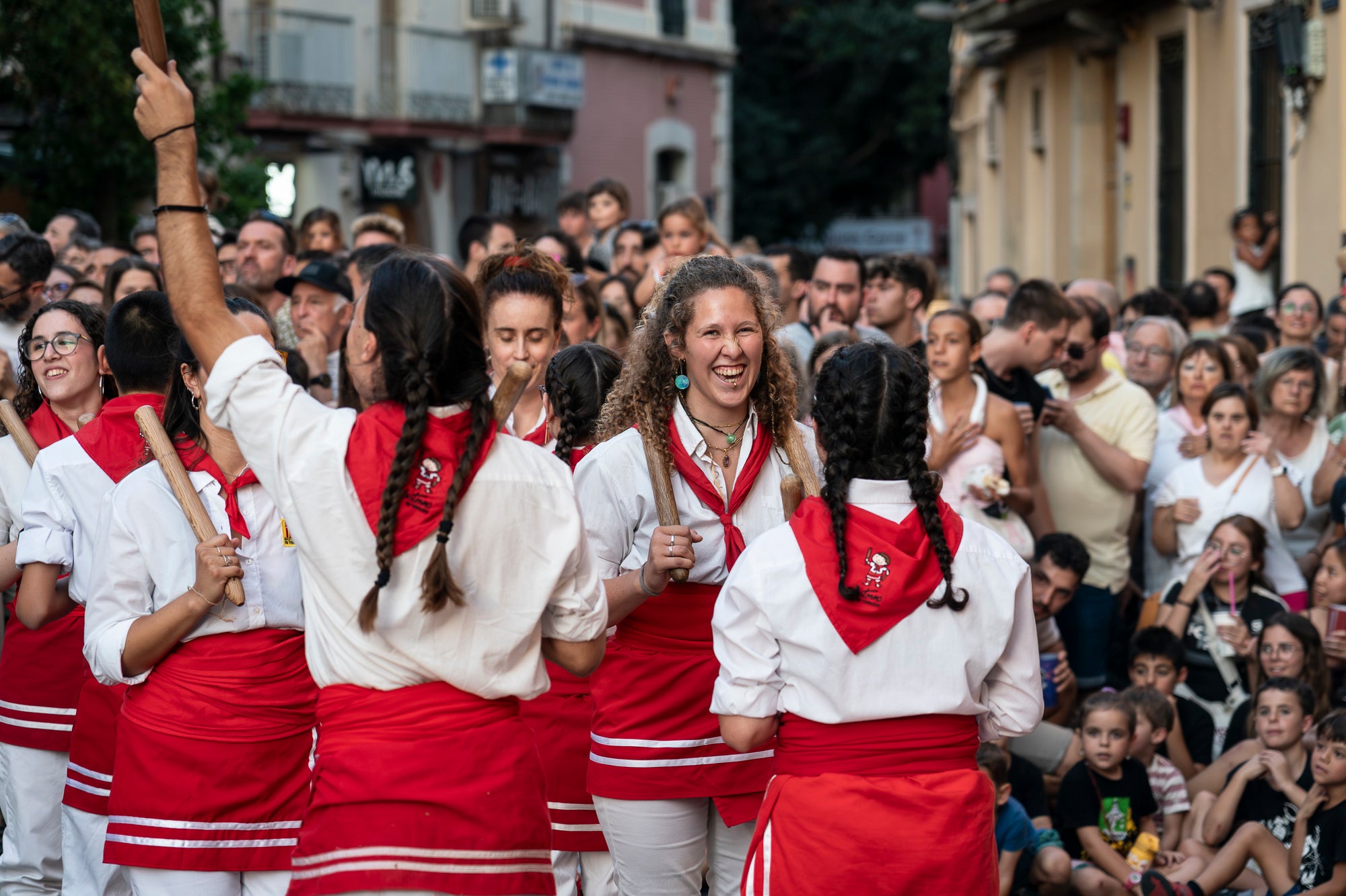 La Festa Major de Terrassa 2026 ja és aquí. Ahir, divendres dia 3 de juliol, a les 20 hores van repicar les campanes de tota la ciutat i va entrar al Raval de Montserrat el Drac de Terrassa, donant el tret de sortida de la Festa Major d'enguany. Tot seguit, es va procedir a la lectura del pregó de Festa Major a càrrec de Montse Alcaraz, presidenta de la Colla del Bitxo del Torrent Mitger. Després de la lectura del pregó, l'alcalde va fer l'obertura oficial de la Festa i algunes de les colles protocol·làries de la ciutat van fer una mostra de danses tradicionals i emblemàtiques. Posteriorment, es va donar a conèixer el Capgròs de l'Any, que enguany ha recaigut en Mercè Gómez, una de les fundadores del Casal de la Dona de Terrassa | Mireia Comas