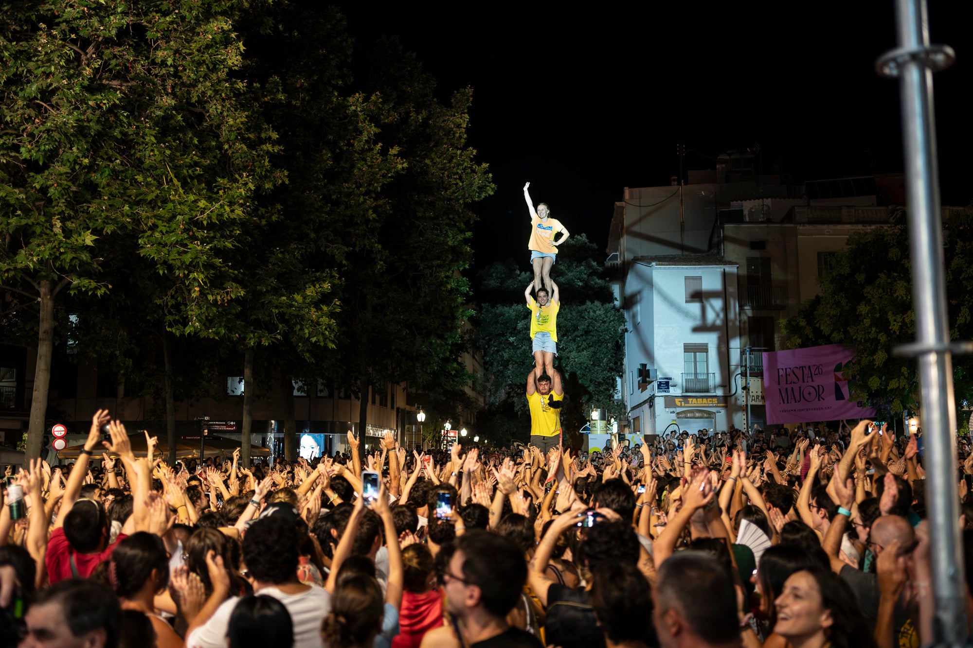 La plaça Vella s’ha rendit a la Ludwig Band en aquesta nit de dilluns de Festa Major. La banda formada per Gabriel Bosch, Quim Carandell, Roger Cassola, Pau Esteve, Andreu Galofré i Lluc Valverde ha presentat el seu darrer disc, “Pel barri es comenta”, i ho ha fet en plena forma. Amb una ambientació més urbana, però mantenint les lletres sofisticades i plenes d’ironia, el grup ha mostrat un so més madur i envolvent. La Ludwig també ha aprofitat per recordar els seus grans temes, i el públic s’ho ha passat d’allò més bé. 