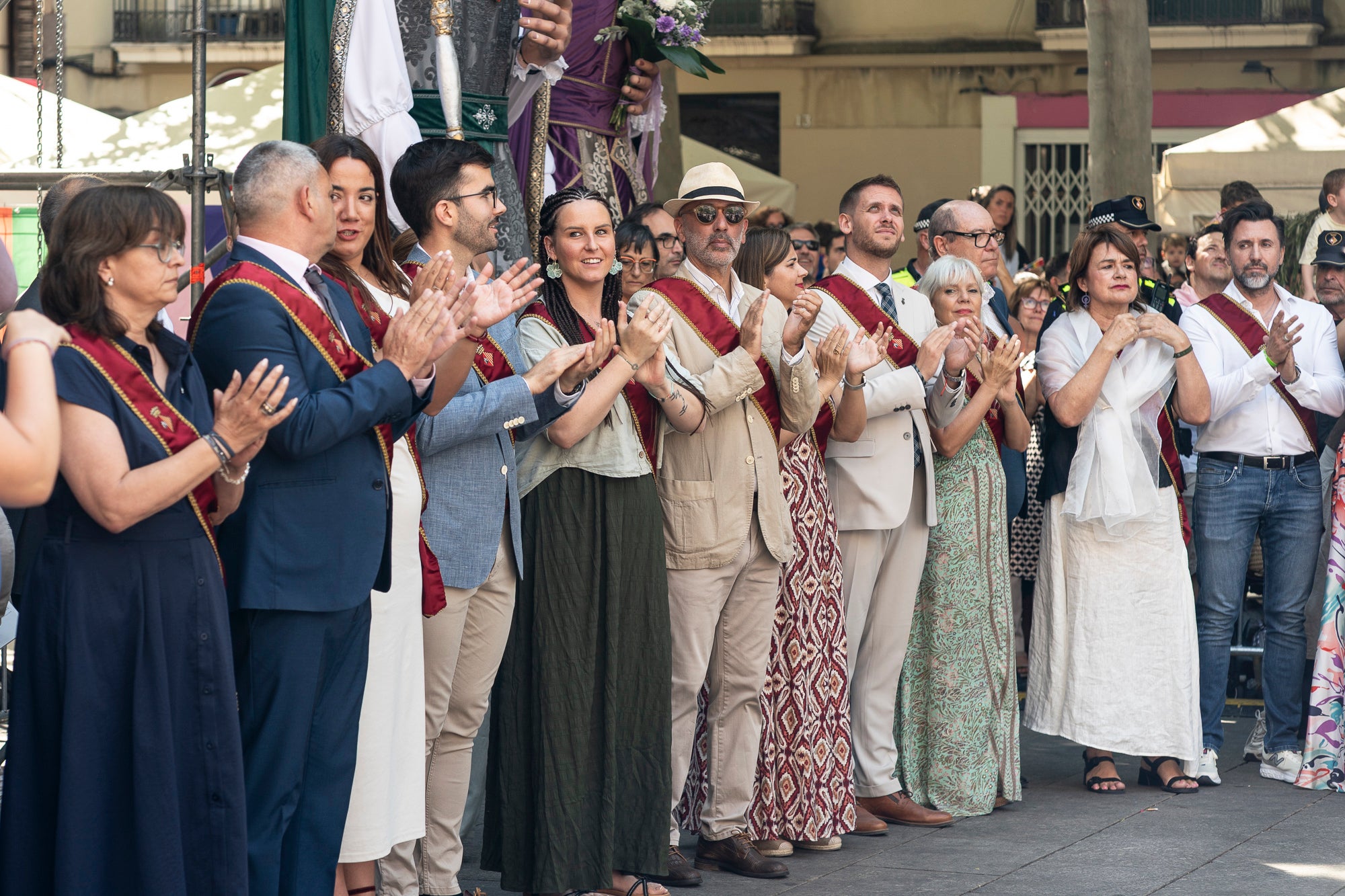 El Ball de Plaça 2026 tenia l'expectativa que ja s'ha fet amb els Protocols de la Festa Major de Terrassa actualitzats i estableix que són els grups de cultura popular els qui decideixen amb quins regidors ballen i amb quins no. El ritual ha començat aquest diumenge al matí partint el seguici de l'Ajuntament per anar cap a la missa de la catedral del Sant Esperit i sortint en acabar de l'ofici per a participar a la plaça Vella dels balls de l'Esbart Egarenc, els Nans amb els seus capgrossos, els Bastoners, el Drac, els Gegants i l'Àliga de Terrassa. Dels 27 regidors presents, tres s'han quedat sense parella però l'acte ha estat més serè que el de l'any passat | Mireia Comas